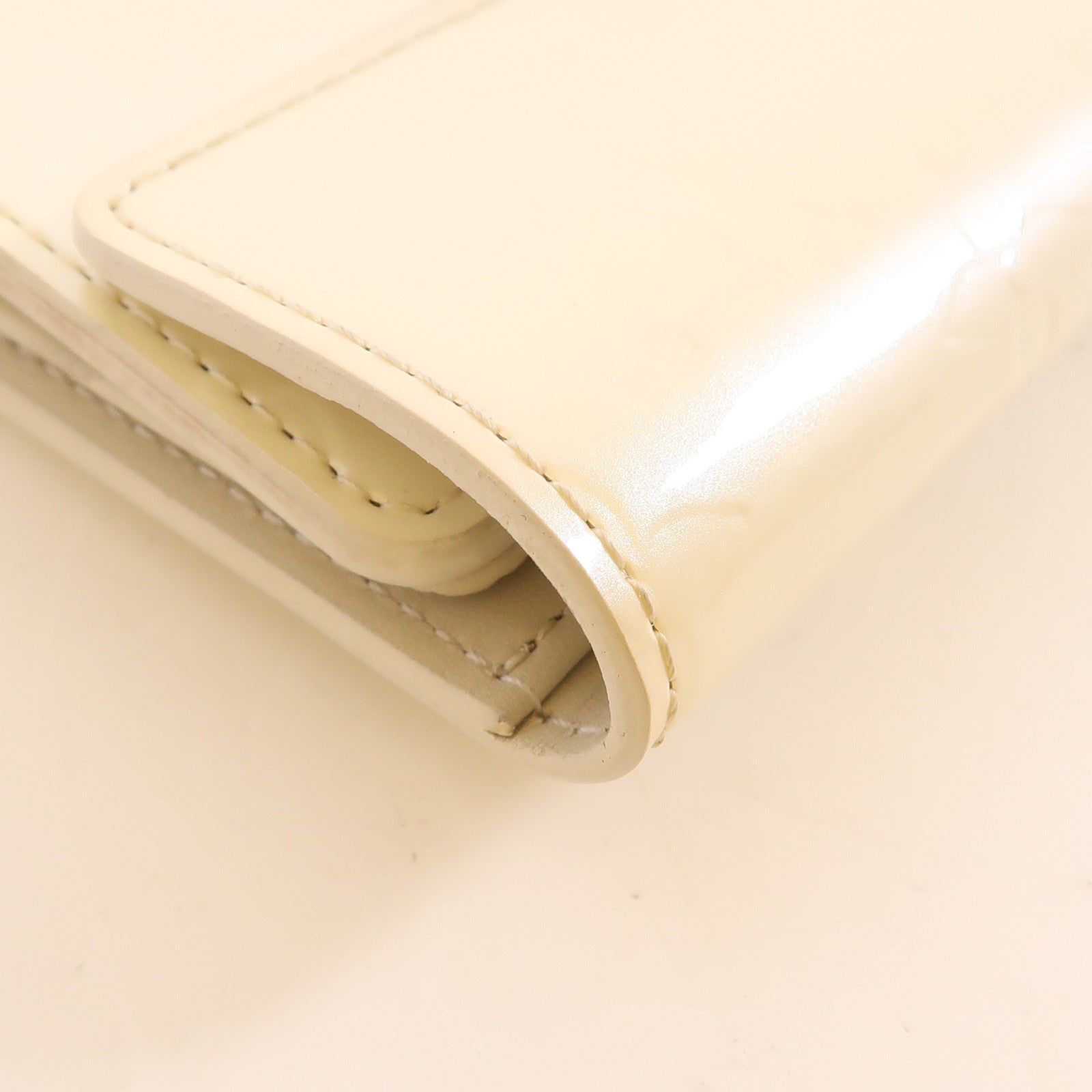 LOUIS VUITTON Vernis Wallet金扣錢包白色