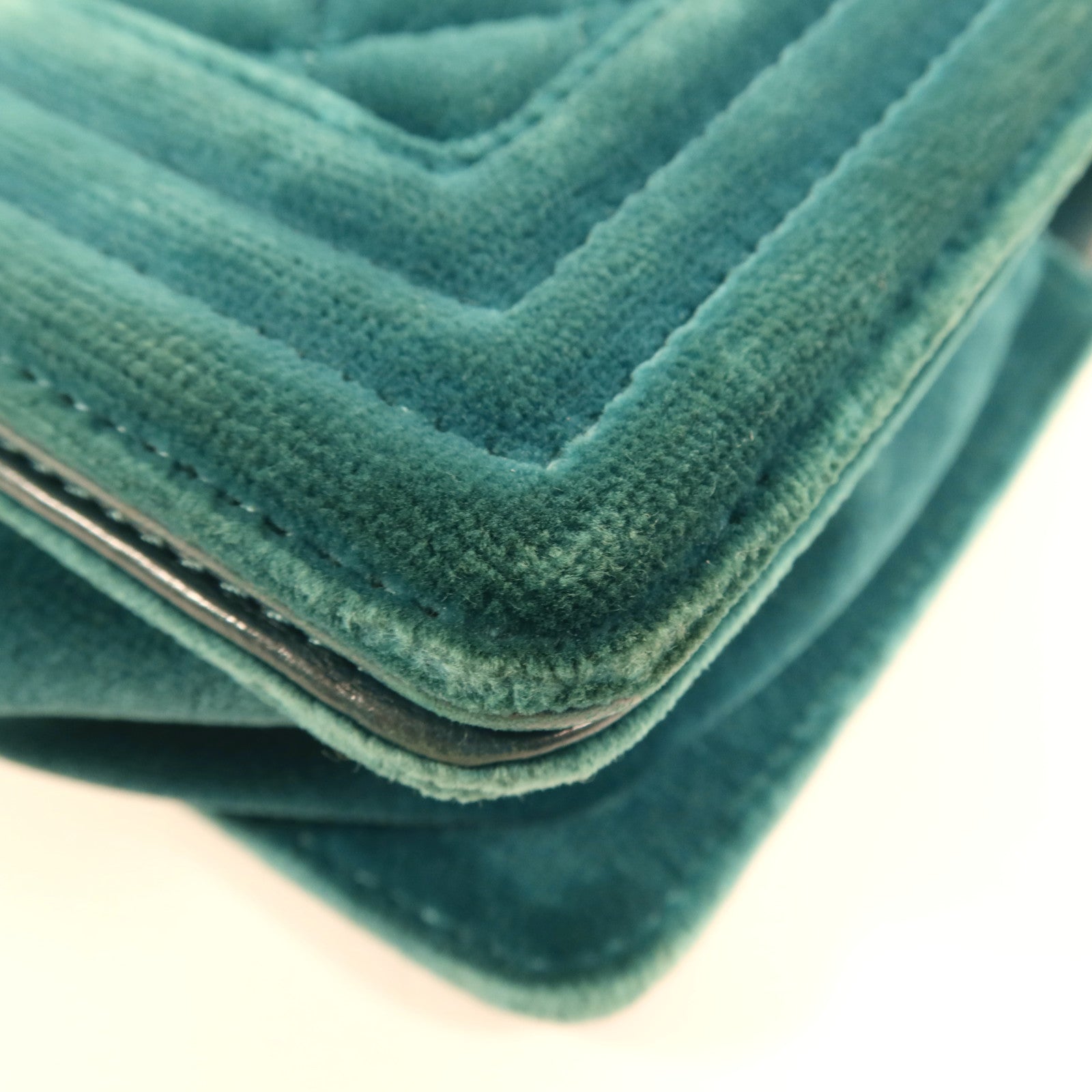 CHANEL Velvet Boy 20銀扣肩背袋