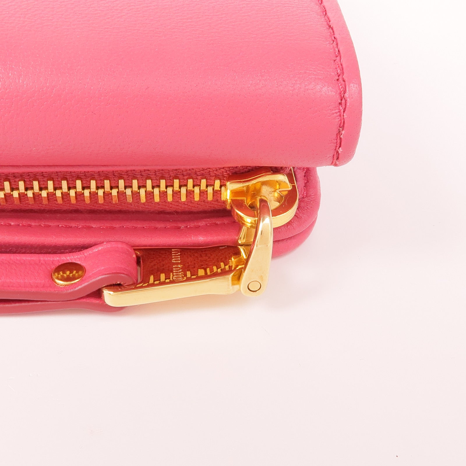 Miu Miu 牛皮皮革Matelasse金扣錢包