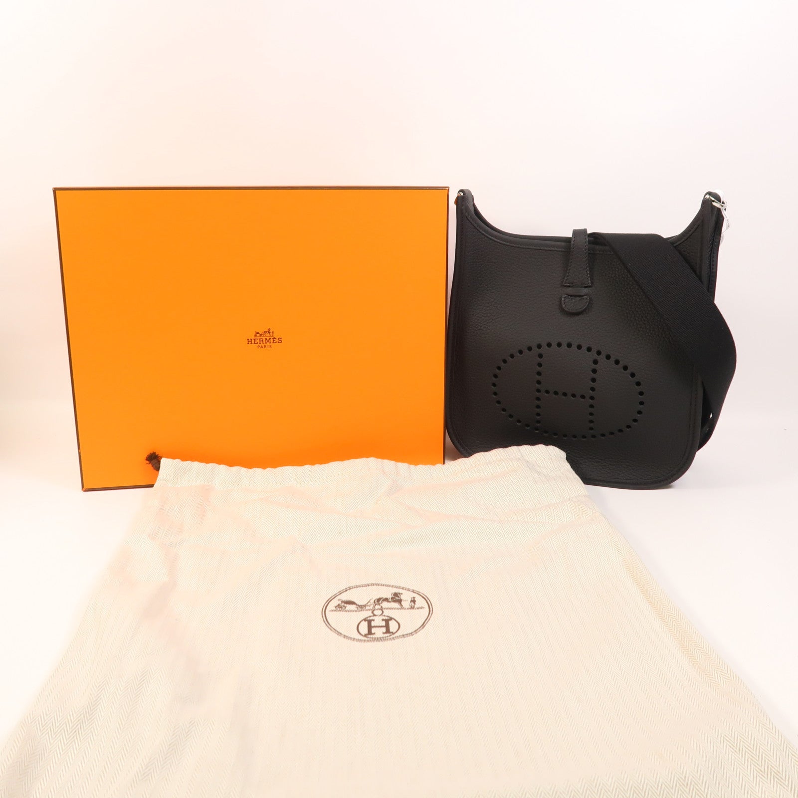 HERMES Clemence皮革Evelyne 23銀扣肩背袋Noir