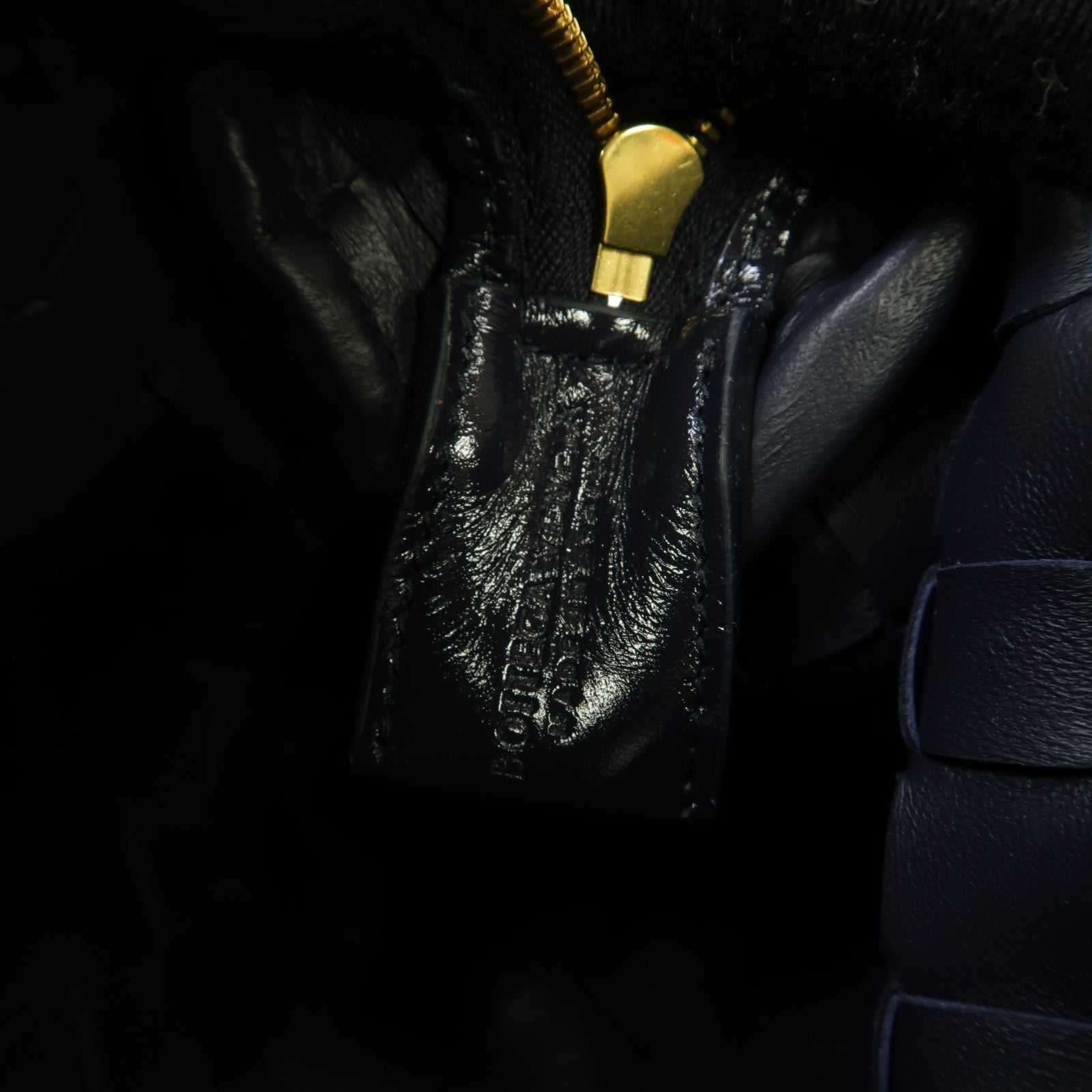 BOTTEGA VENETA 織紋皮革Mini Loop金扣肩背袋深藍色