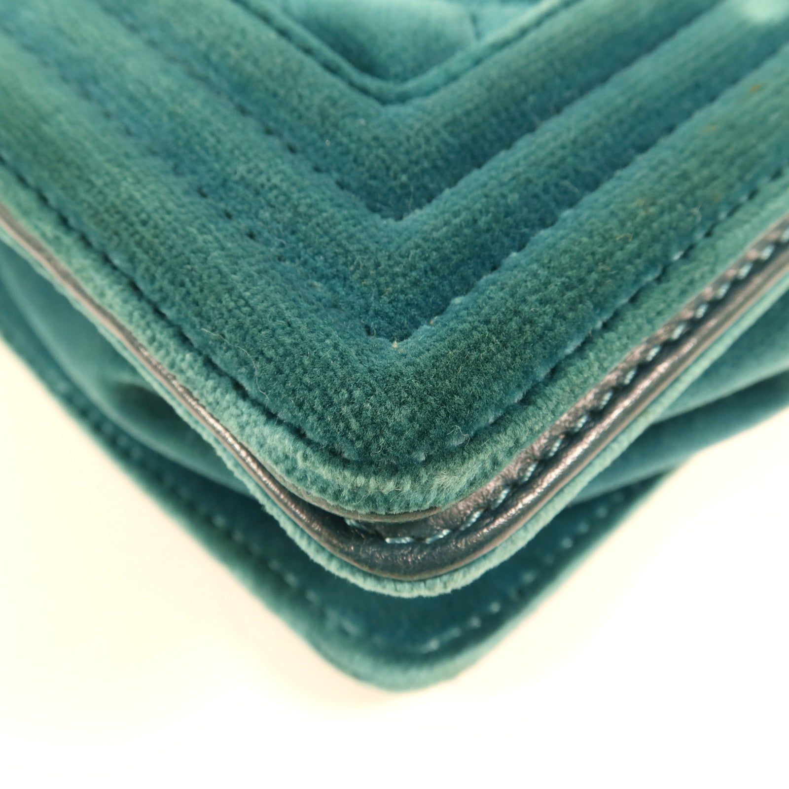 CHANEL Velvet Boy 20銀扣肩背袋