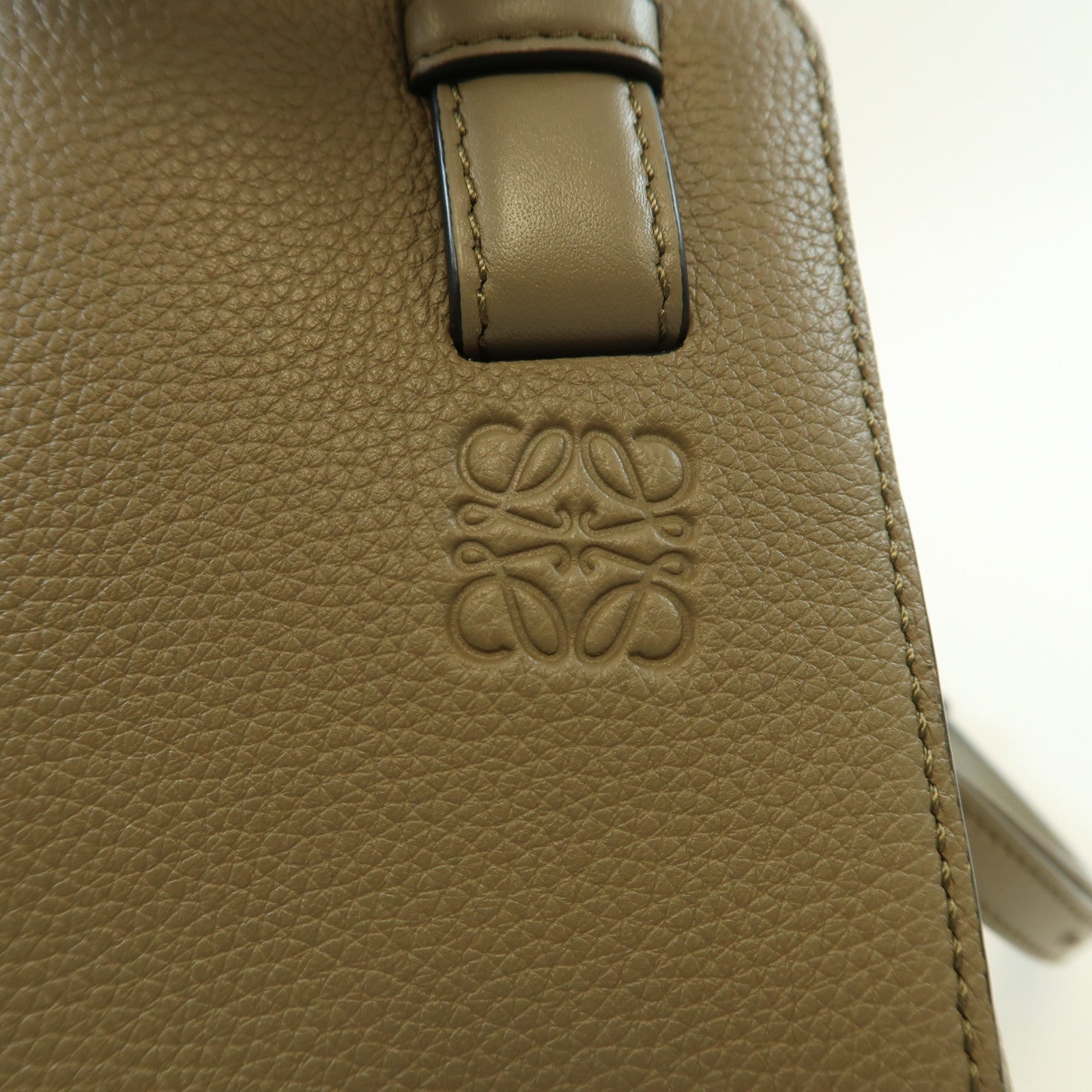 LOEWE 牛皮皮革Hammock Nugget金扣手挽肩背兩用袋卡其色
