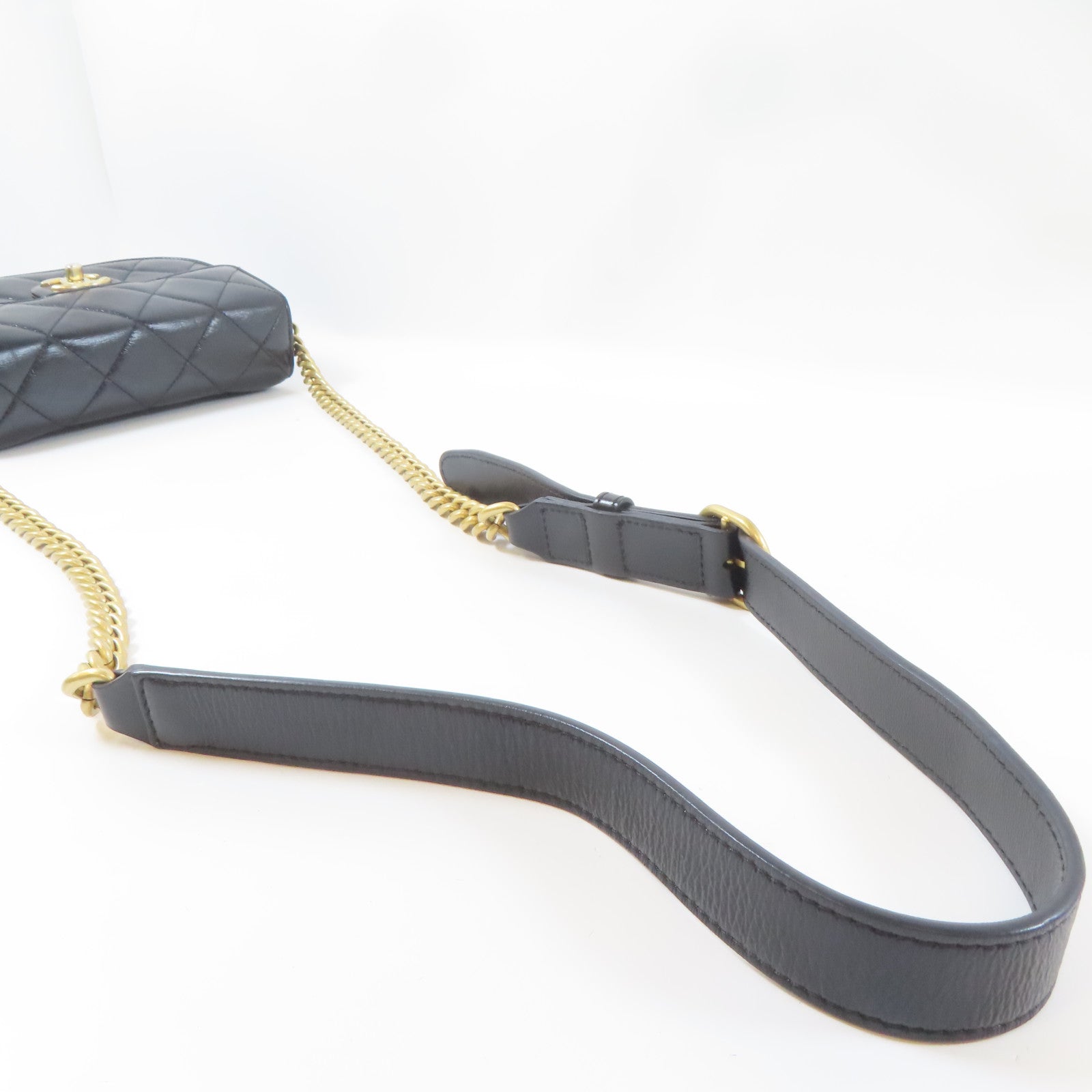 CHANEL 菱格牛皮皮革Saddle Bag金扣鏈帶肩背袋黑色