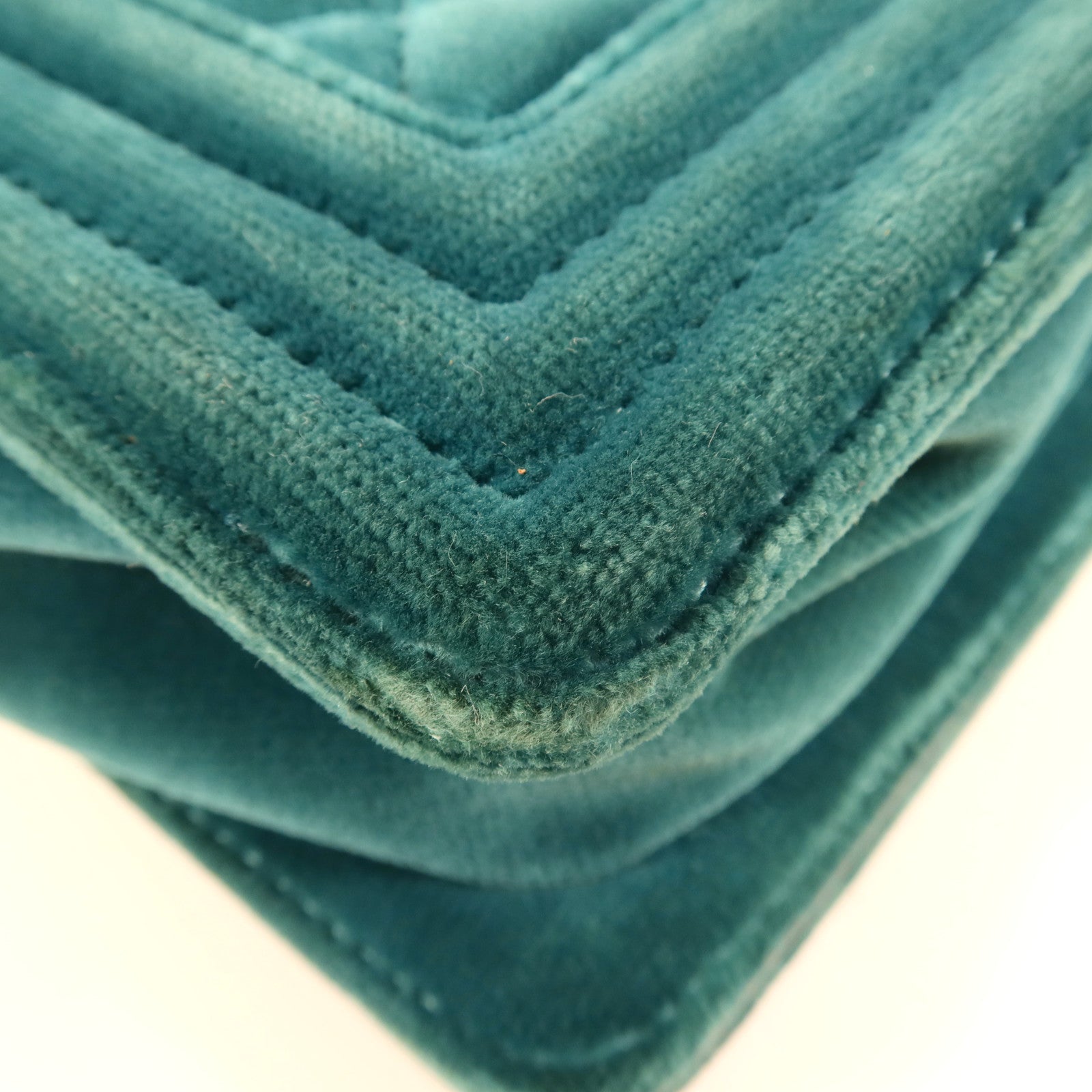 CHANEL Velvet Boy 20銀扣肩背袋