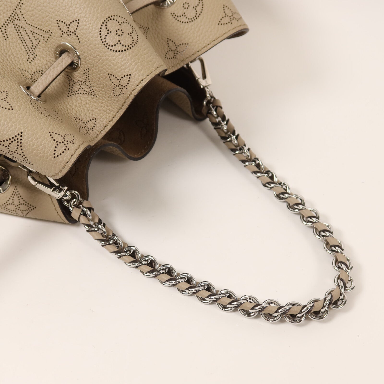 LOUIS VUITTON Mahina Bella銀扣鏈帶肩背袋