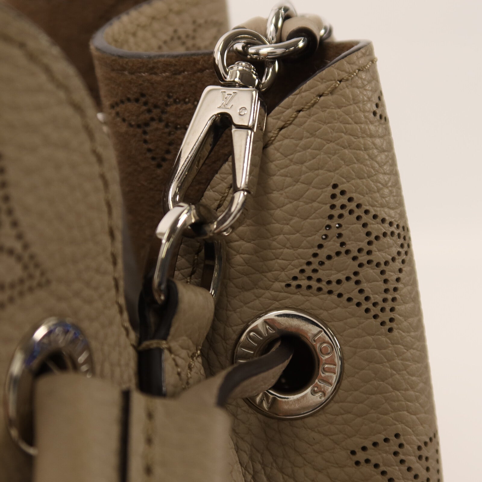 LOUIS VUITTON Mahina Bella銀扣鏈帶肩背袋