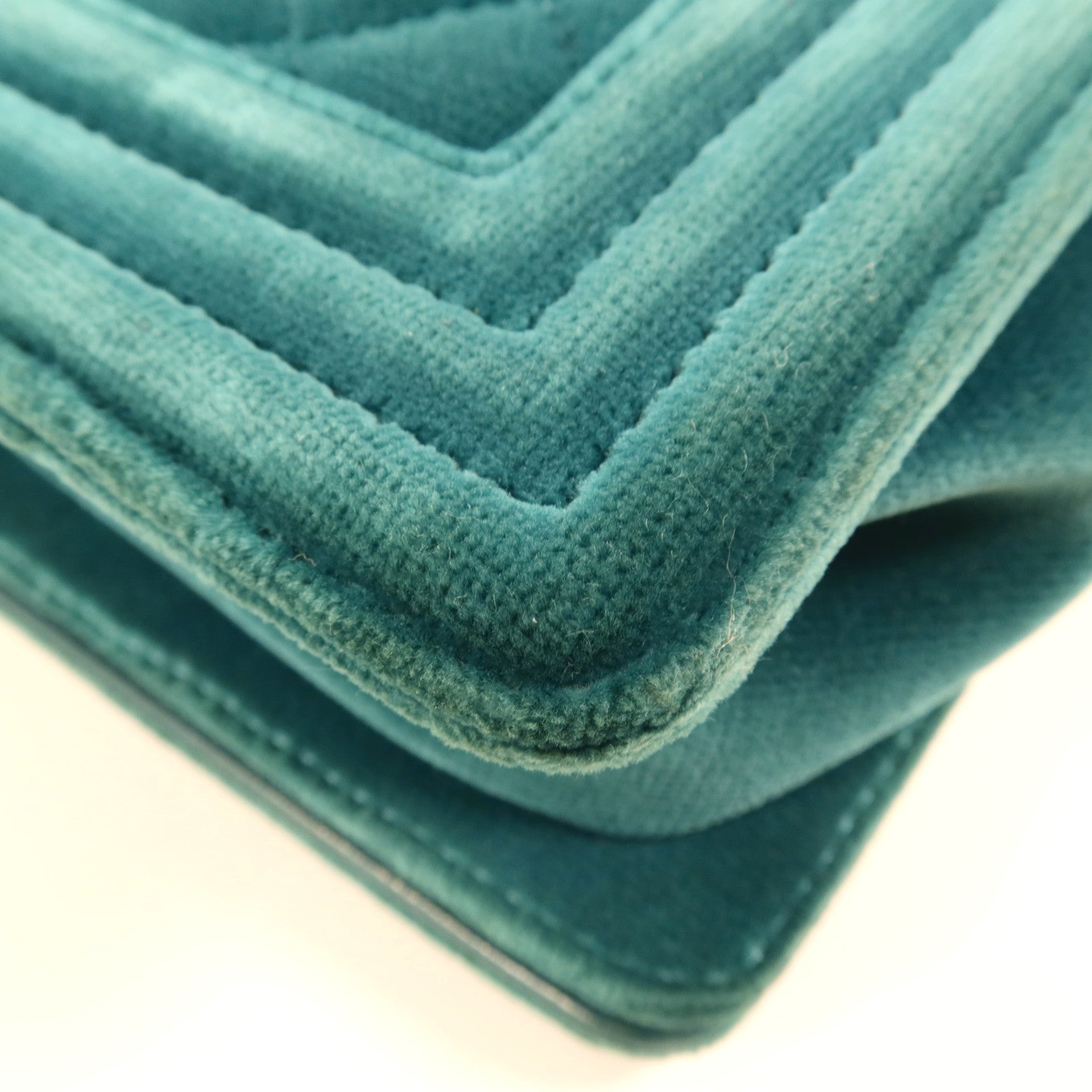 CHANEL Velvet Boy 20銀扣肩背袋