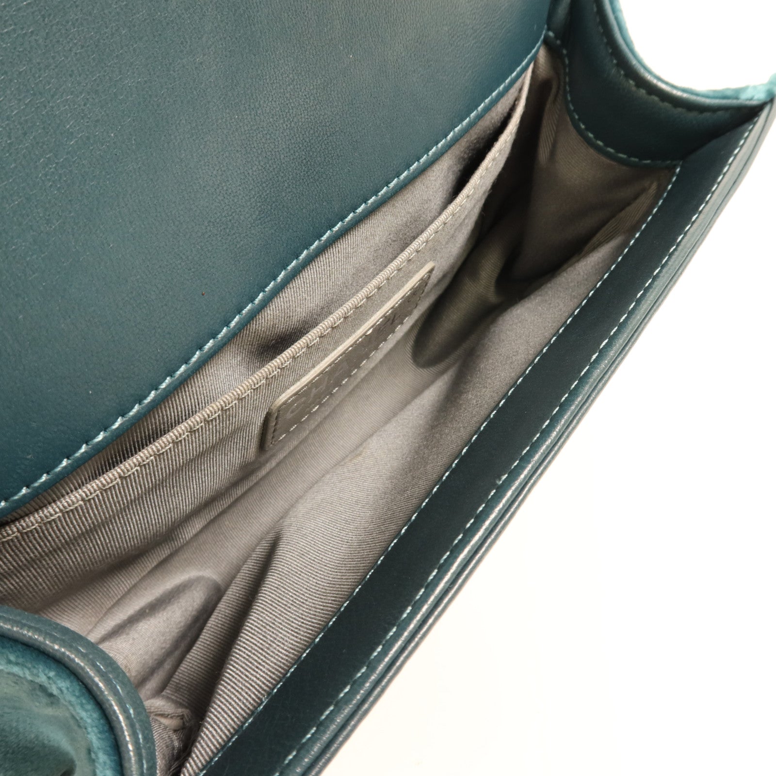 CHANEL Velvet Boy 20銀扣肩背袋