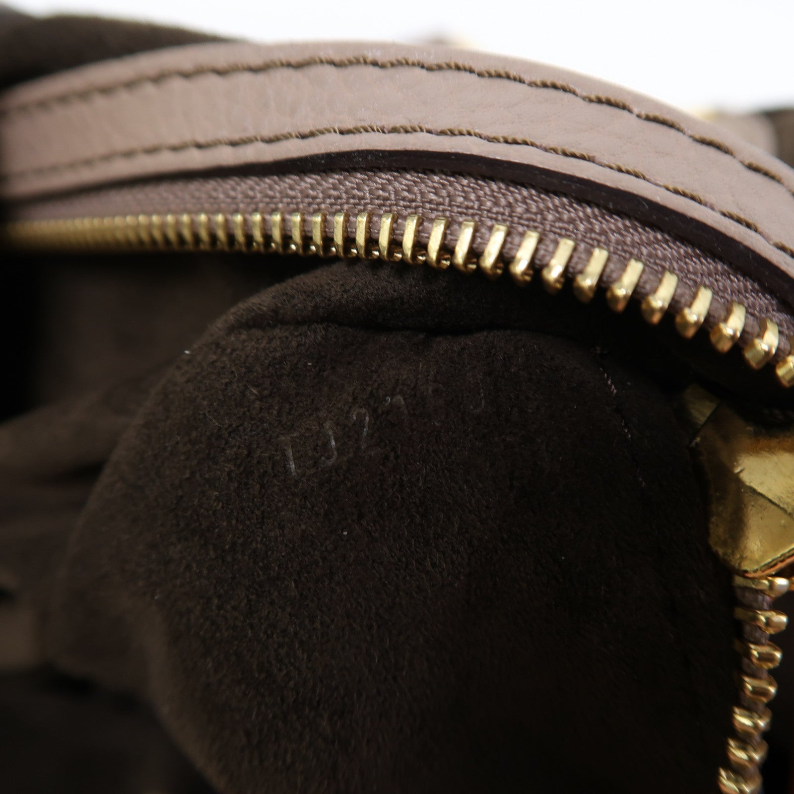 LOUIS VUITTON 【激減優惠】Mahina Shoulder Bag金扣肩背袋裸色