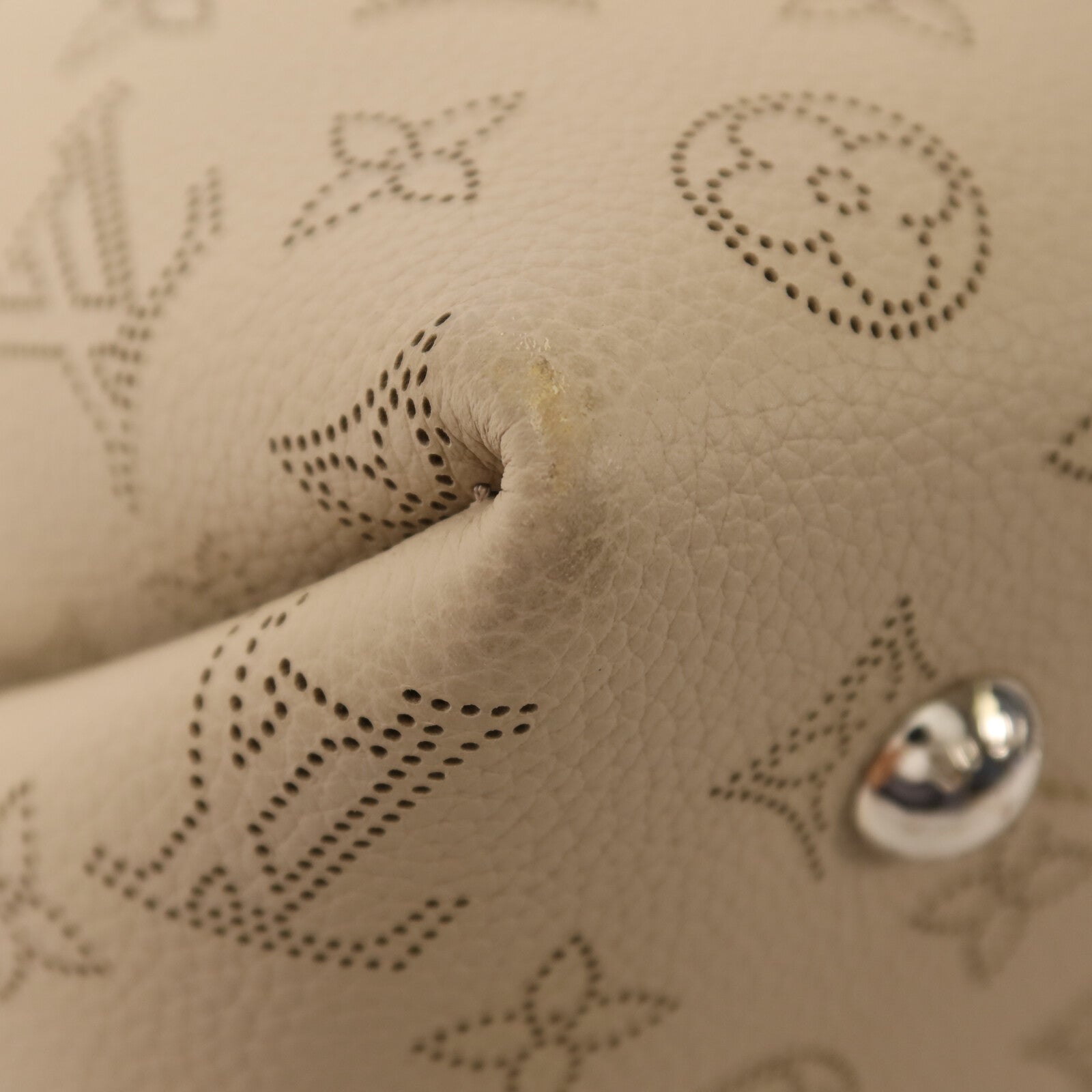 LOUIS VUITTON Mahina Bella銀扣鏈帶肩背袋