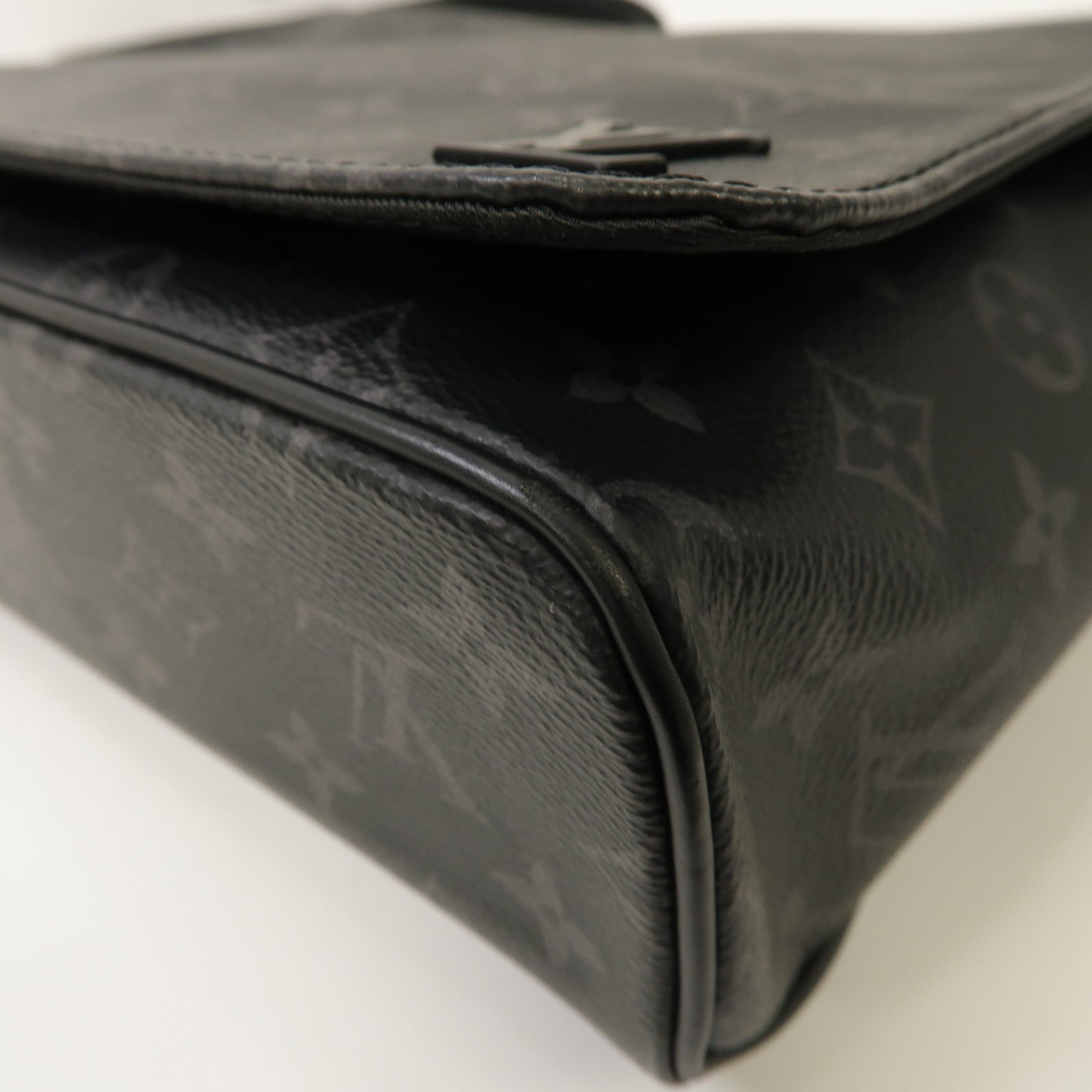 LOUIS VUITTON 【激減優惠】Monogram Eclipse District MM Messenger Bag銀扣肩背袋黑色