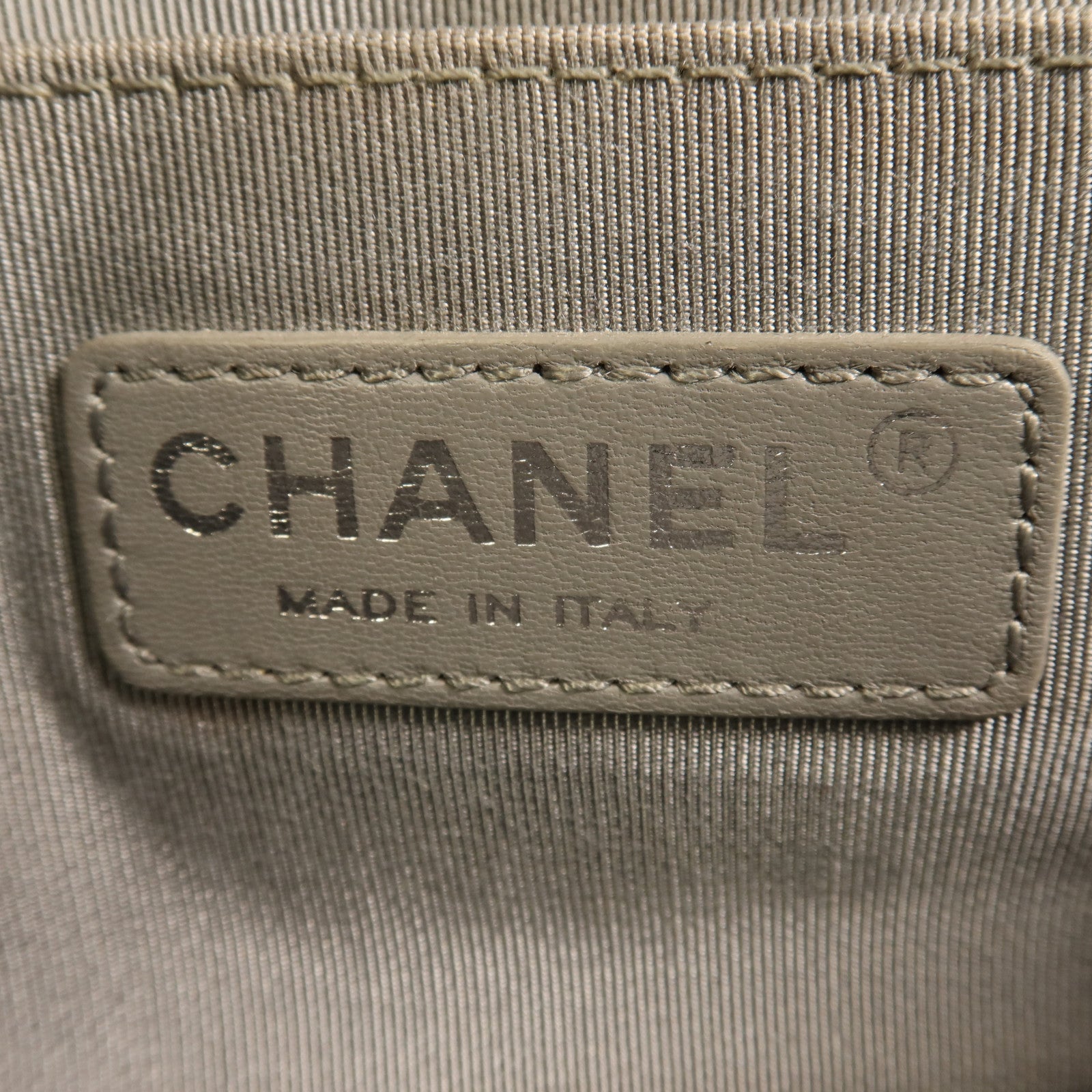 CHANEL Velvet Boy 20銀扣肩背袋