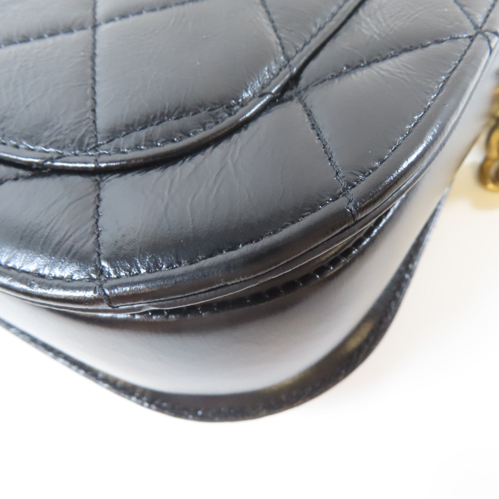 CHANEL 菱格牛皮皮革Saddle Bag金扣鏈帶肩背袋黑色