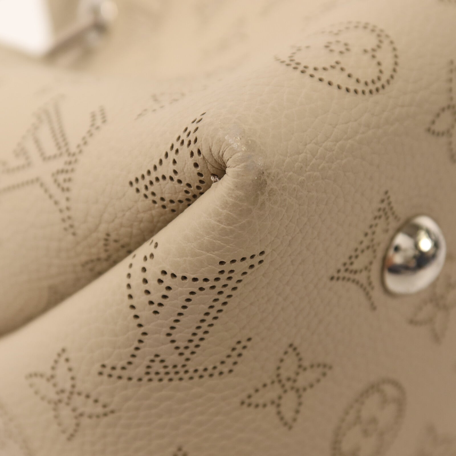 LOUIS VUITTON Mahina Bella銀扣鏈帶肩背袋