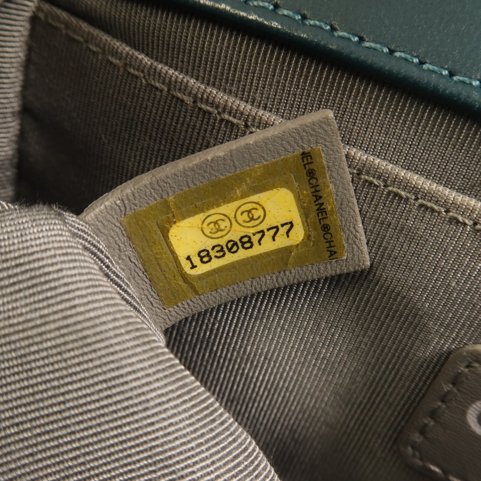 CHANEL Velvet Boy 20銀扣肩背袋