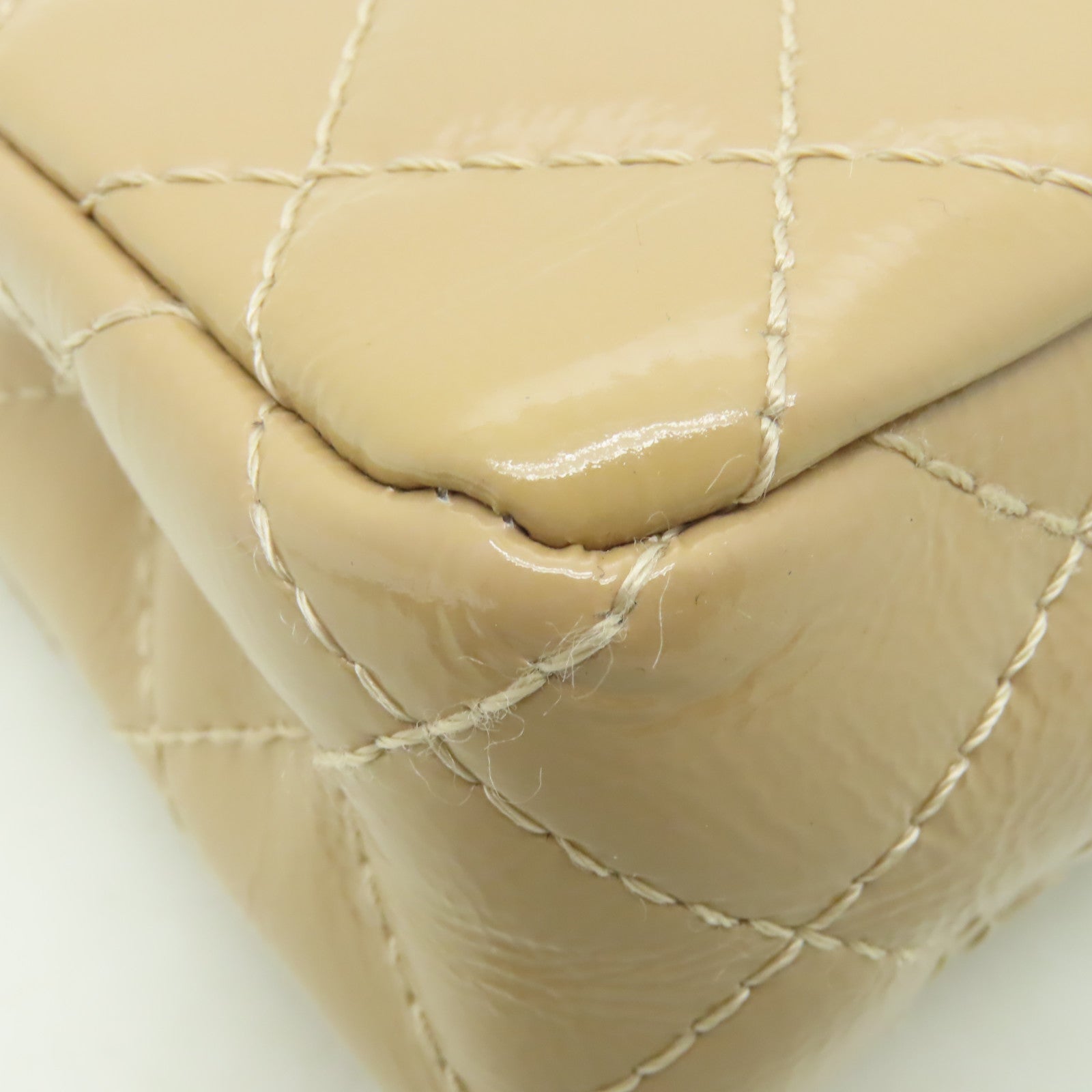 CHANEL 【清倉大減價】菱格漆皮皮革2.55 Chain Shoulder金扣鏈帶肩背袋米色