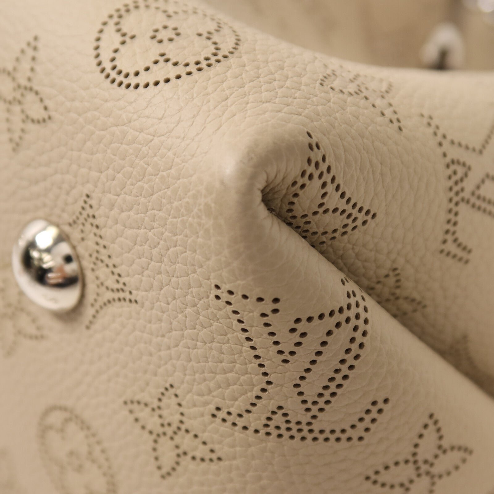 LOUIS VUITTON Mahina Bella銀扣鏈帶肩背袋