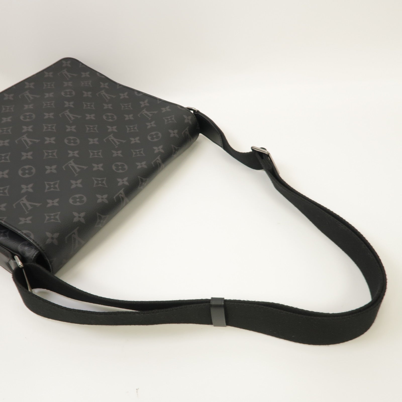 LOUIS VUITTON 【激減優惠】Monogram Eclipse District MM Messenger Bag銀扣肩背袋黑色