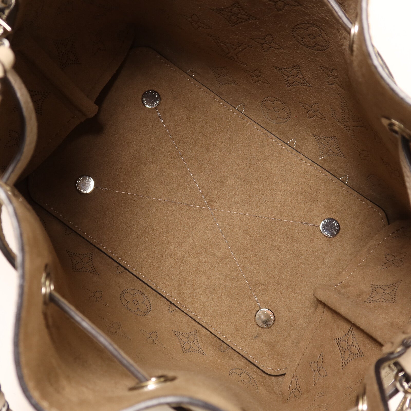LOUIS VUITTON Mahina Bella銀扣鏈帶肩背袋