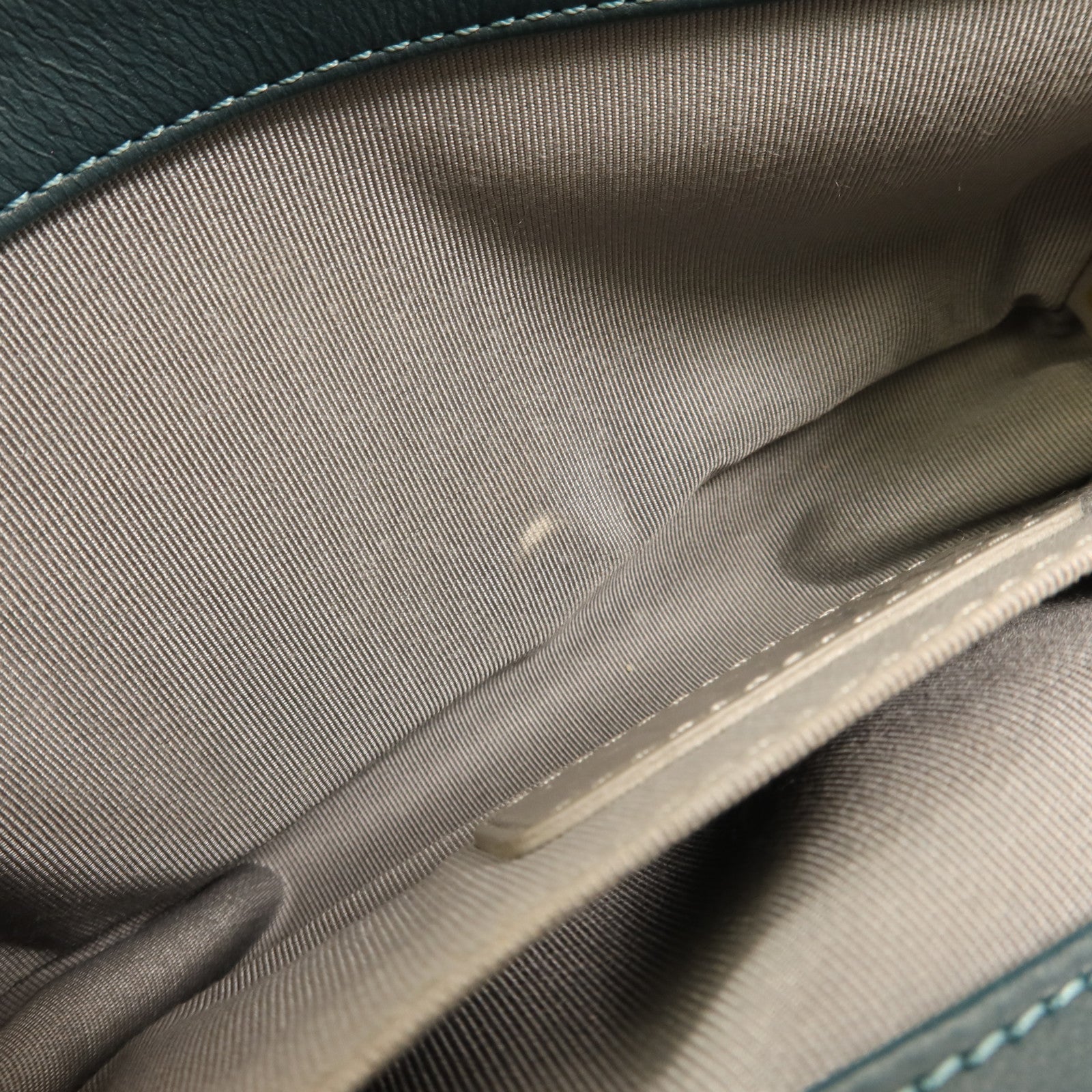 CHANEL Velvet Boy 20銀扣肩背袋