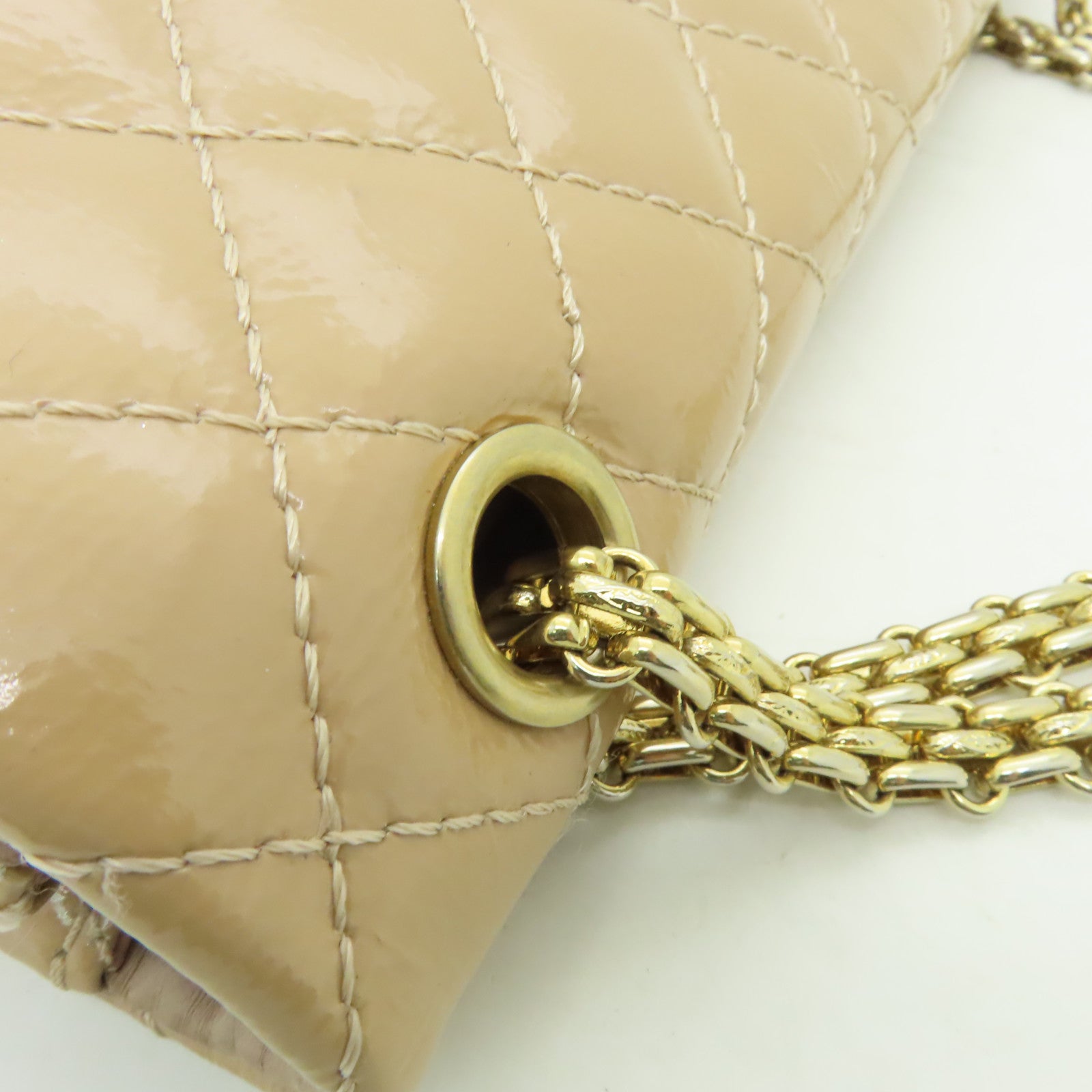 CHANEL 【清倉大減價】菱格漆皮皮革2.55 Chain Shoulder金扣鏈帶肩背袋米色