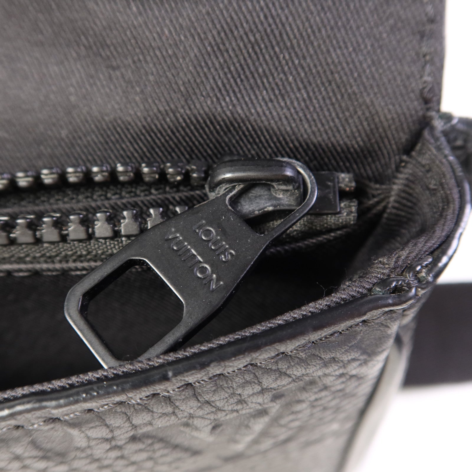 LOUIS VUITTON Taurillon Monogram S Lock Sling肩背袋