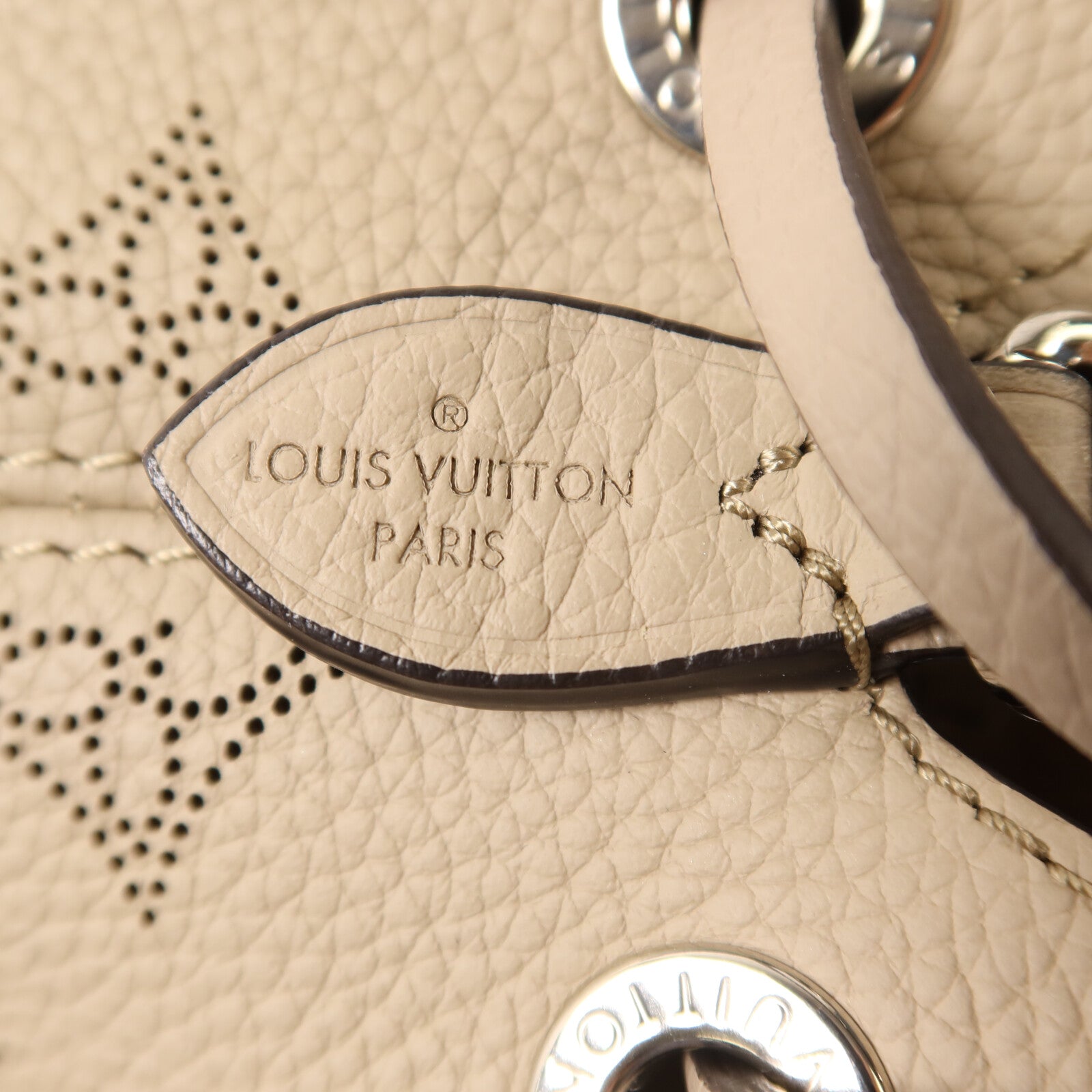 LOUIS VUITTON Mahina Bella銀扣鏈帶肩背袋
