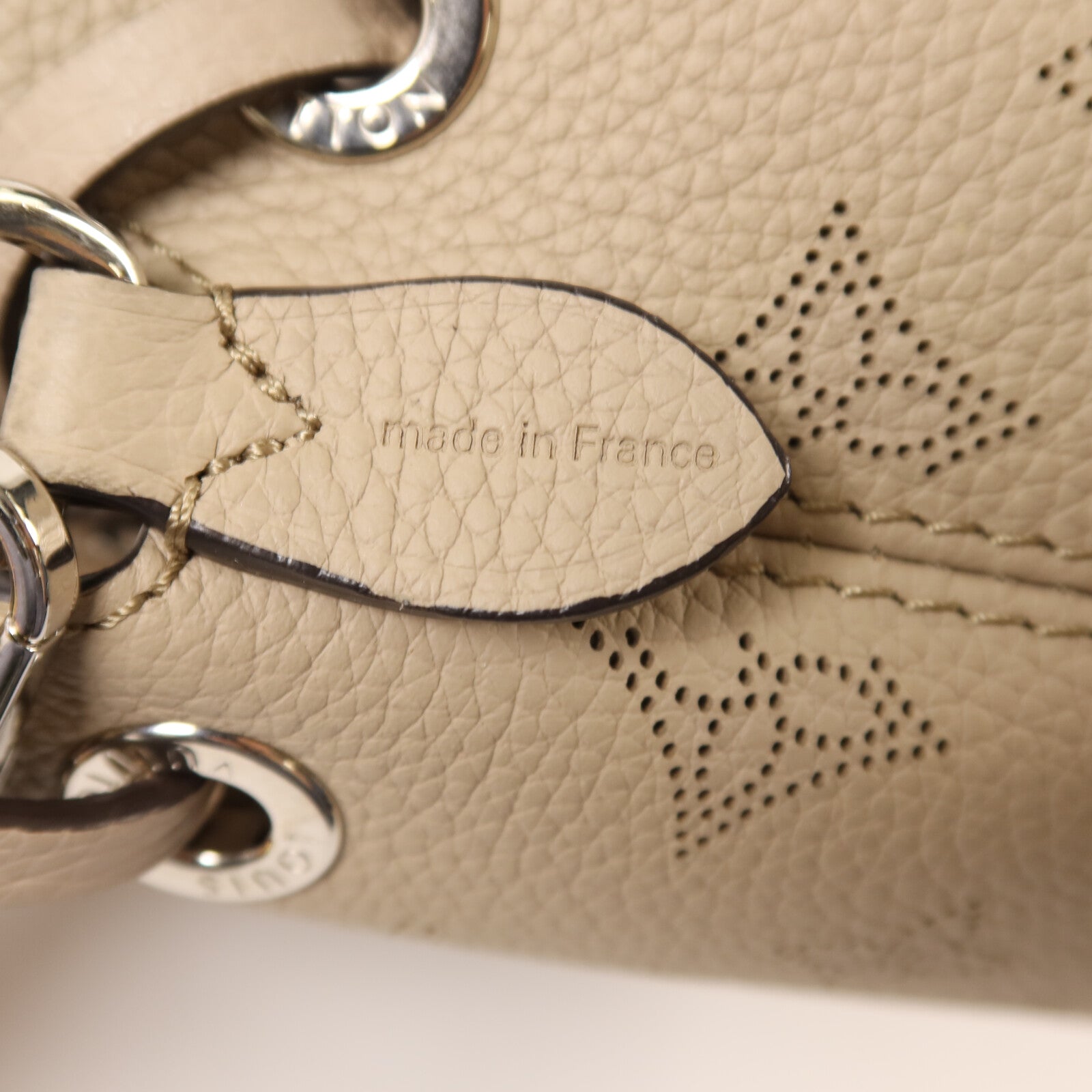 LOUIS VUITTON Mahina Bella銀扣鏈帶肩背袋