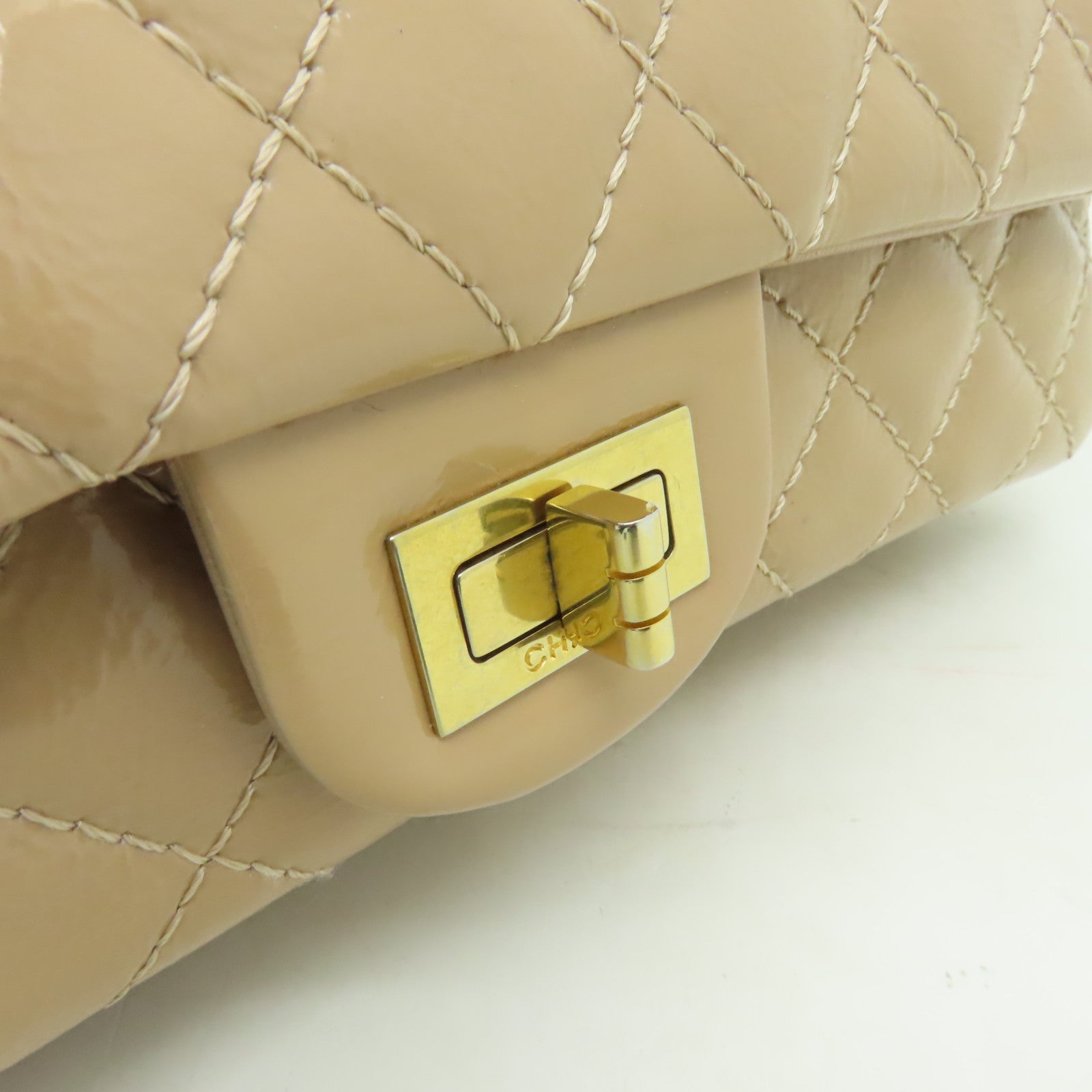CHANEL 【清倉大減價】菱格漆皮皮革2.55 Chain Shoulder金扣鏈帶肩背袋米色