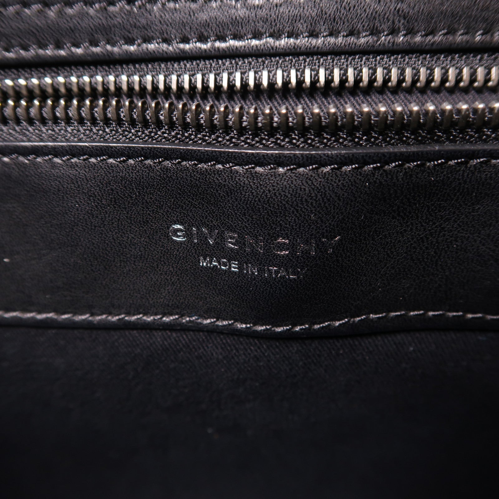 GIVENCHY 牛皮皮革Shoulder Bag銀扣肩背袋