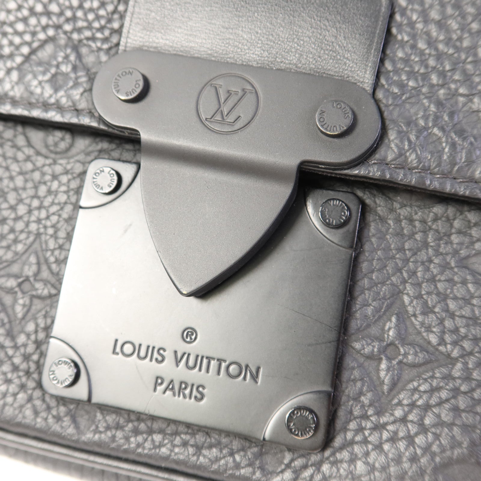 LOUIS VUITTON Taurillon Monogram S Lock Sling肩背袋