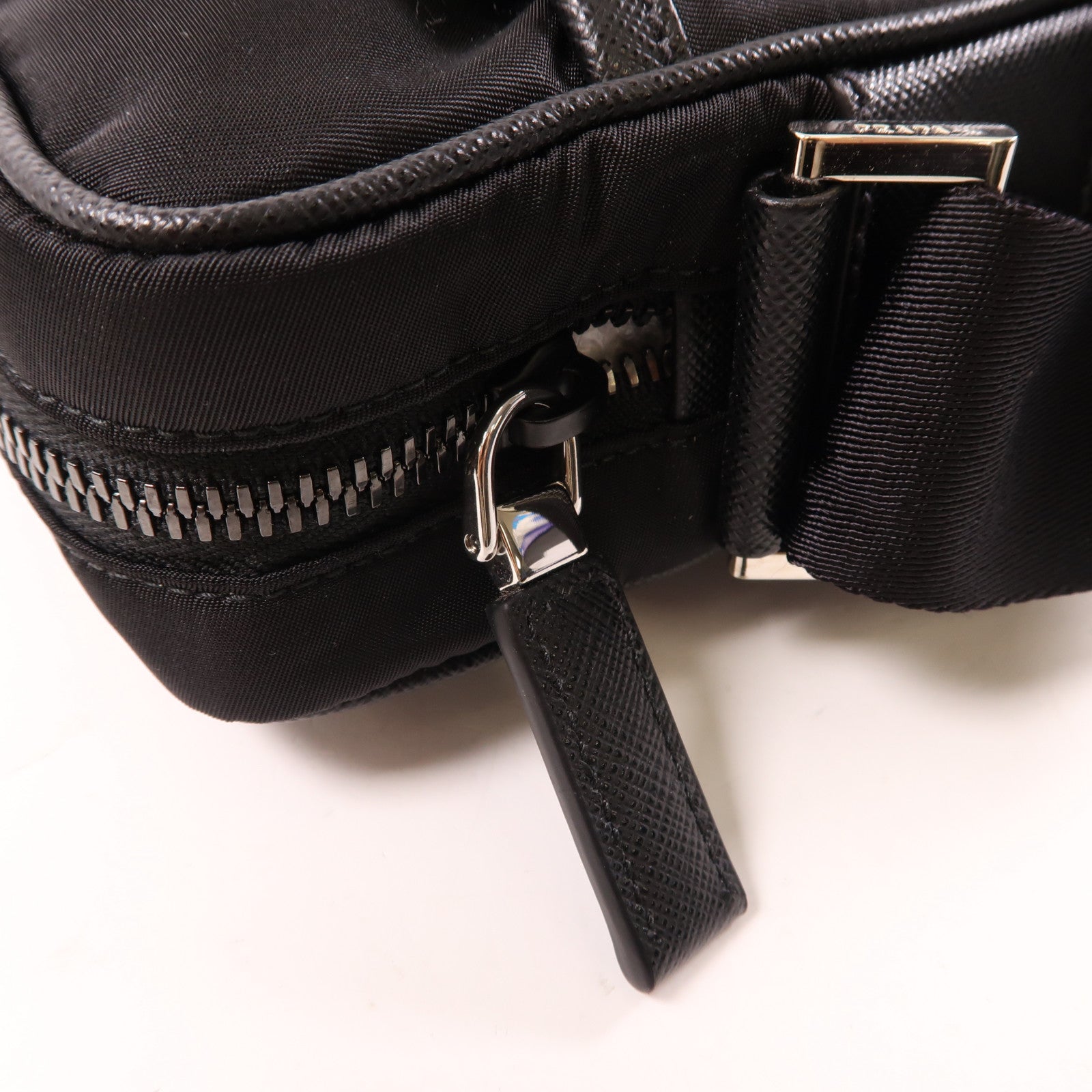 PRADA 尼龍Shoulder Bag銀扣肩背袋黑色