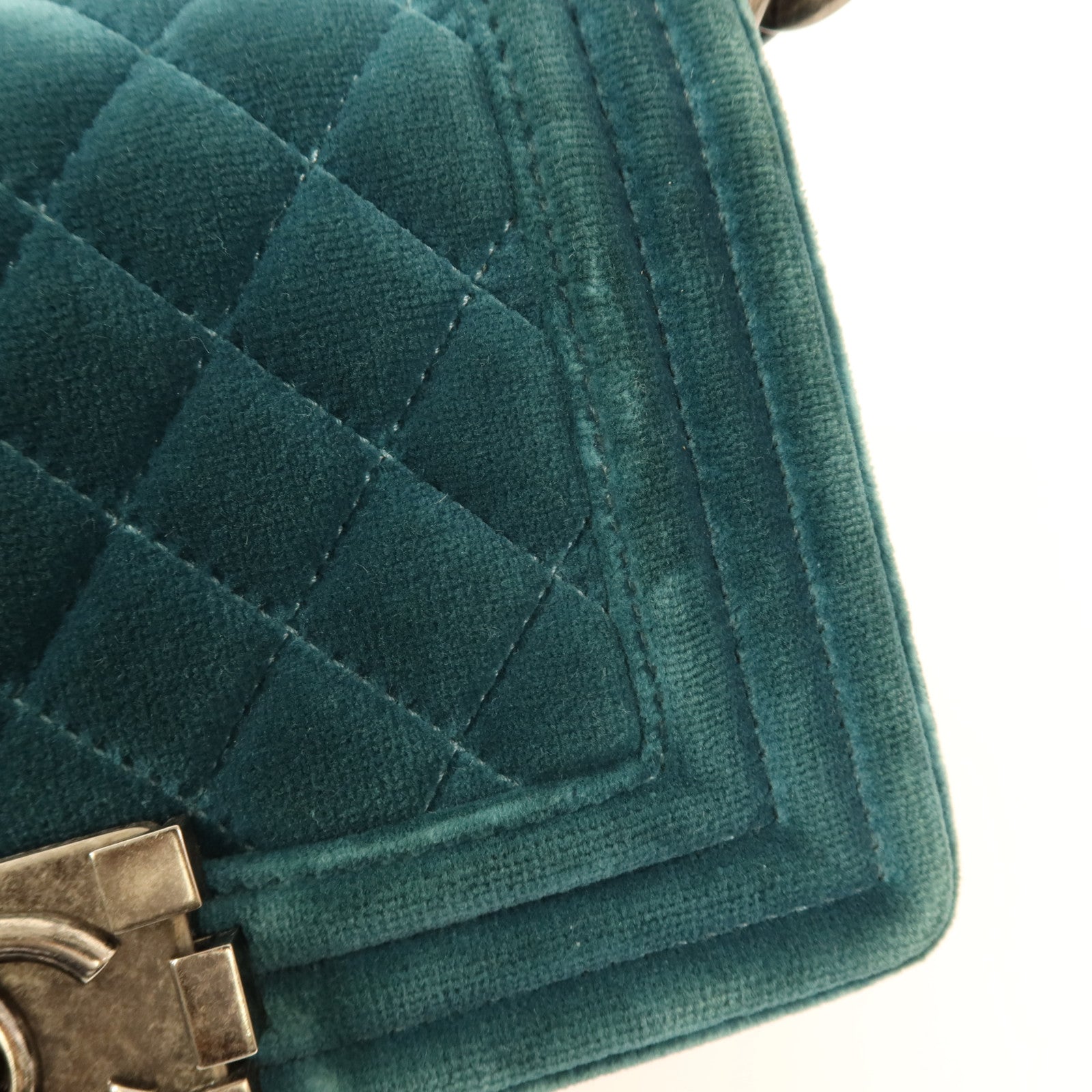 CHANEL Velvet Boy 20銀扣肩背袋