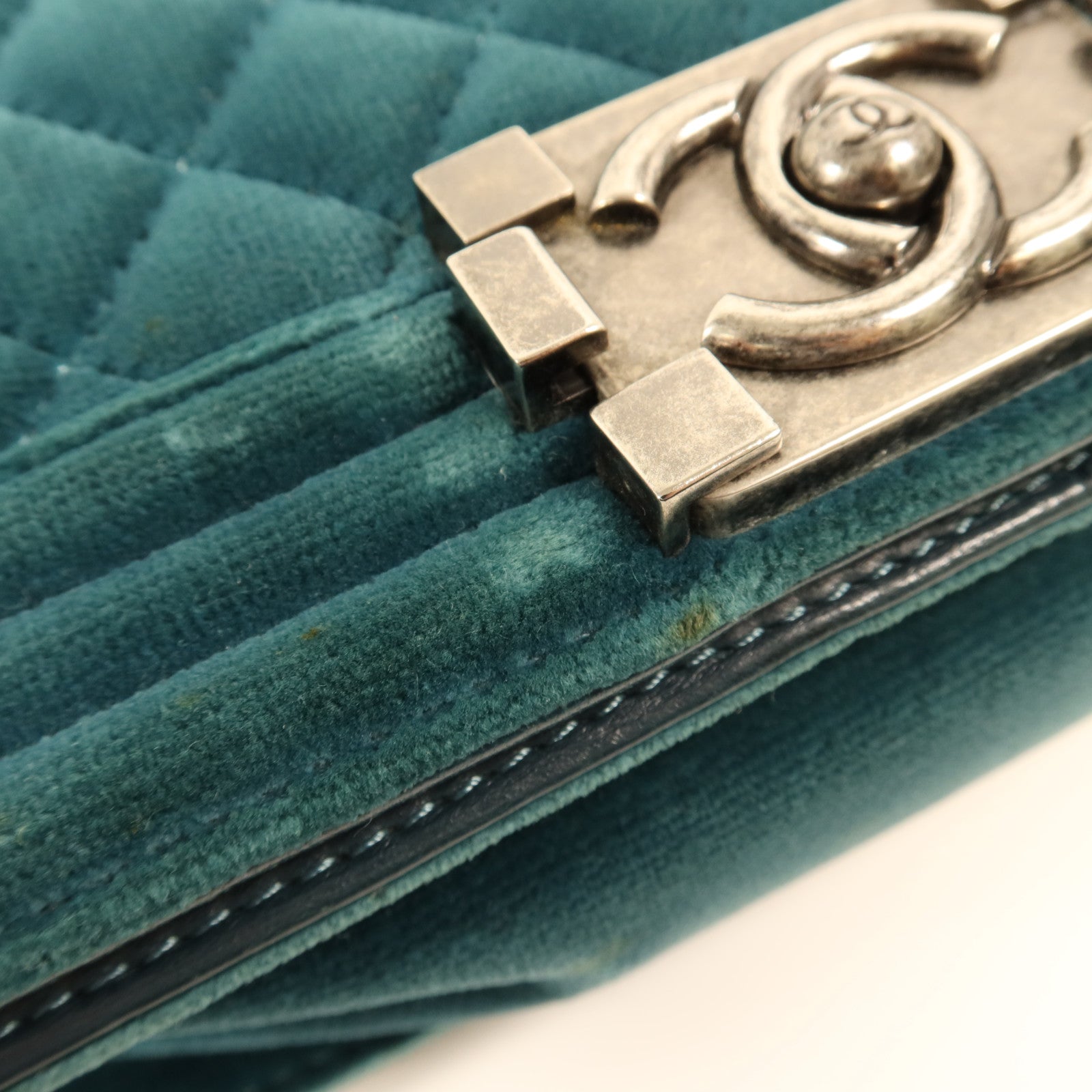 CHANEL Velvet Boy 20銀扣肩背袋