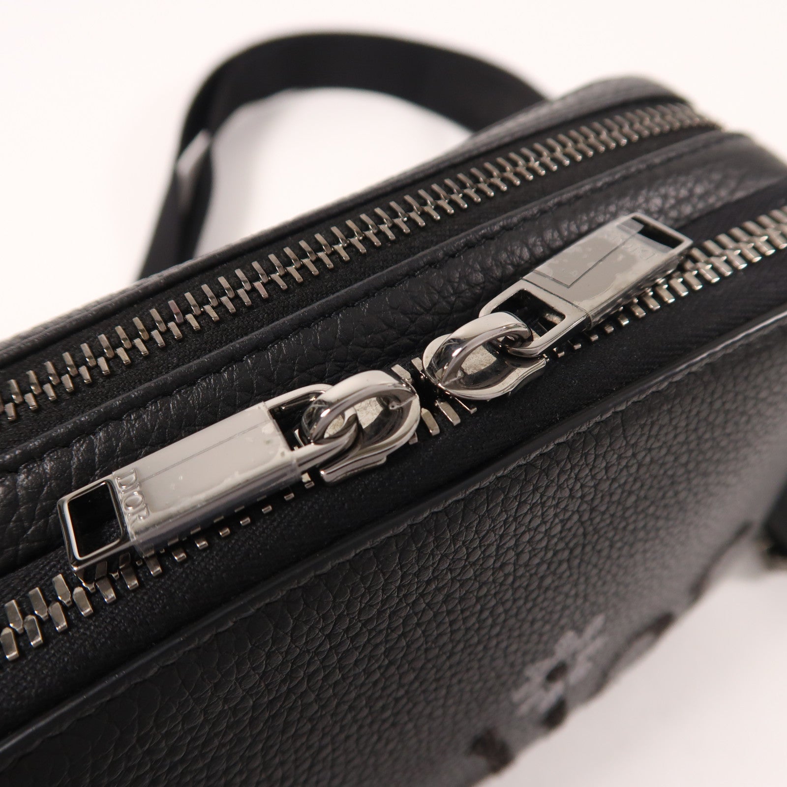 Dior 牛皮皮革ERL Pouch銀扣肩背袋