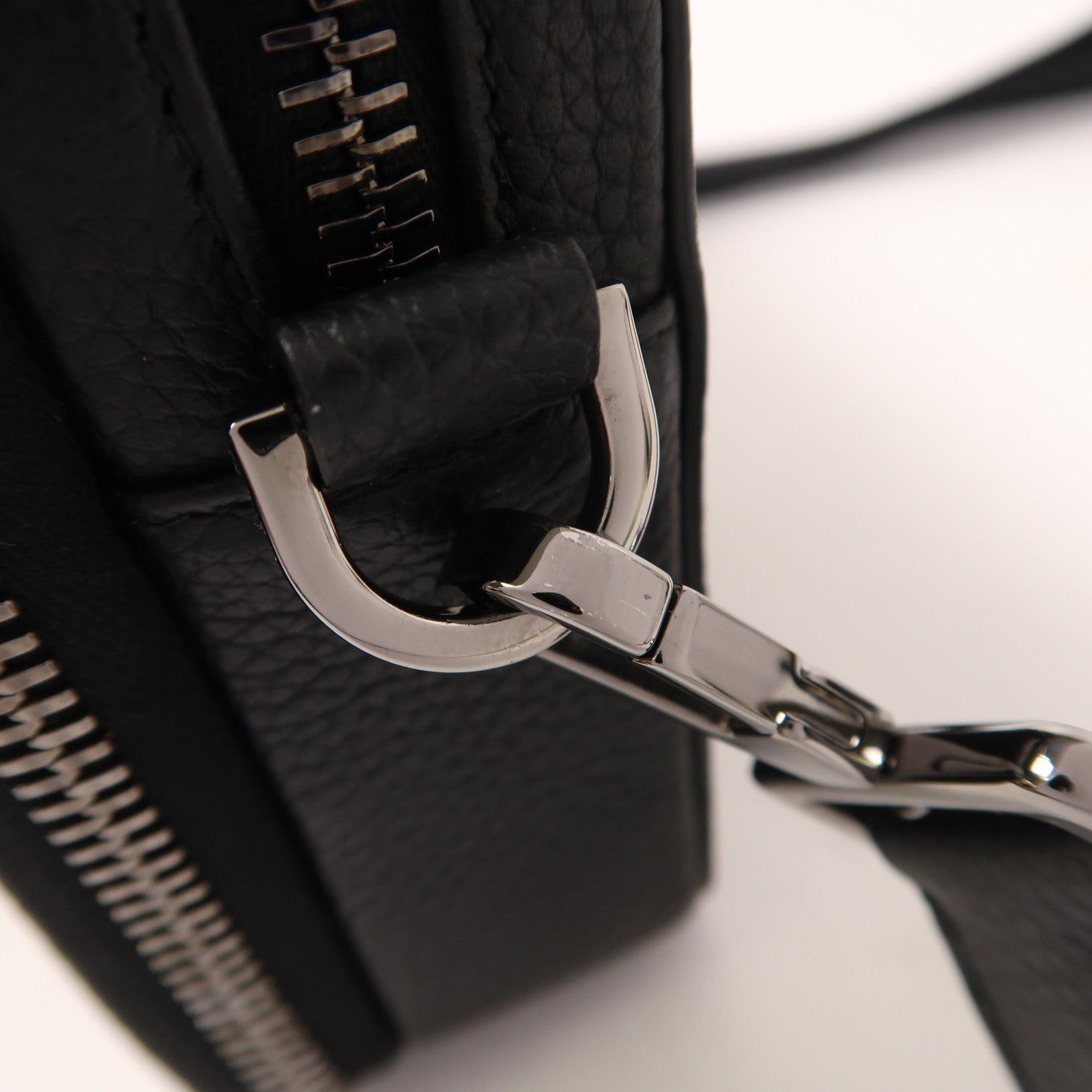 Dior 牛皮皮革ERL Pouch銀扣肩背袋