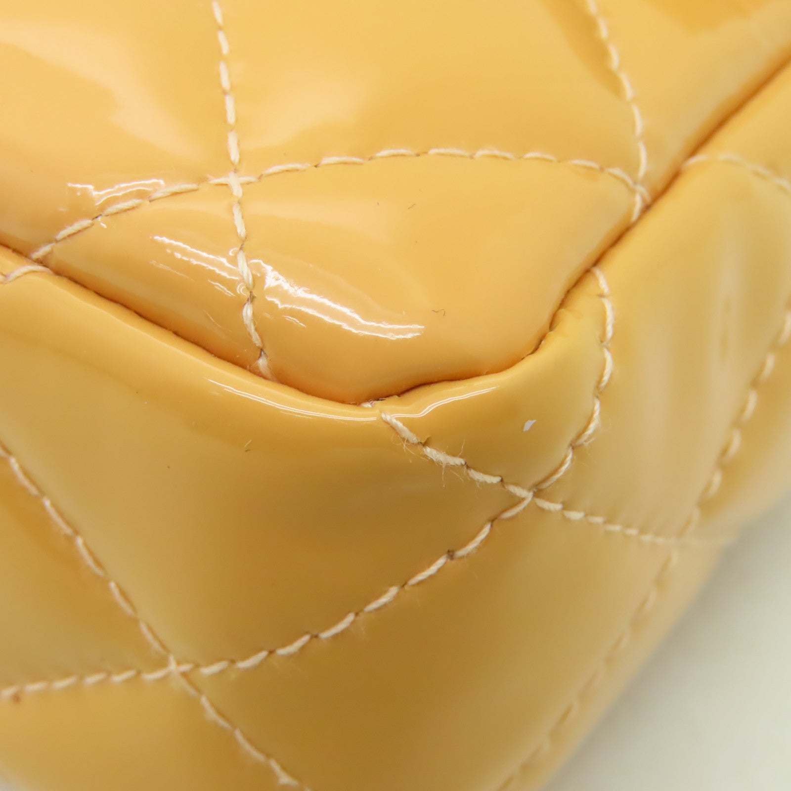 CHANEL 【清倉大減價】菱格漆皮皮革Chain Shoulder銀扣鏈帶肩背袋米色