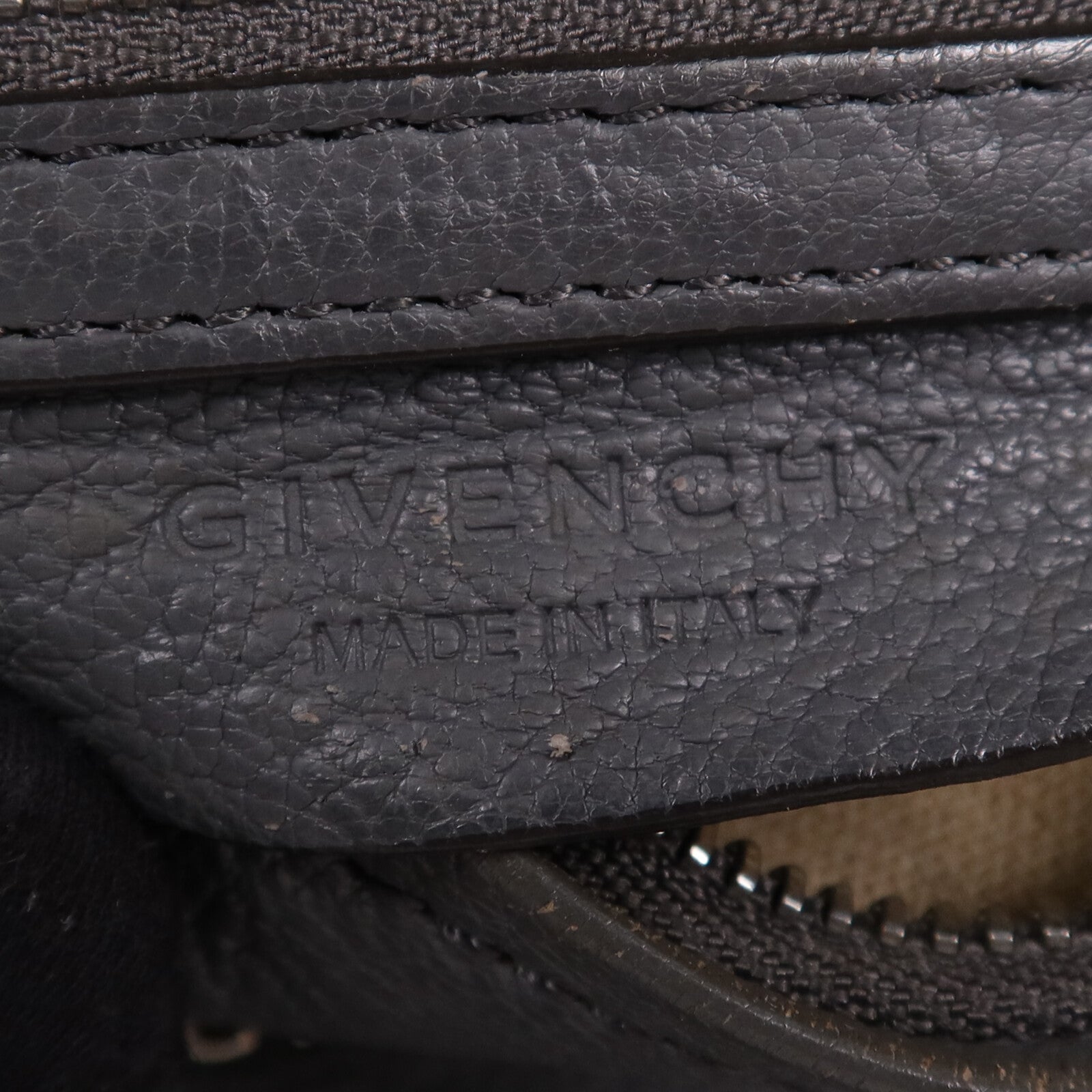 GIVENCHY 皮革Pandora Bag銀扣肩背袋