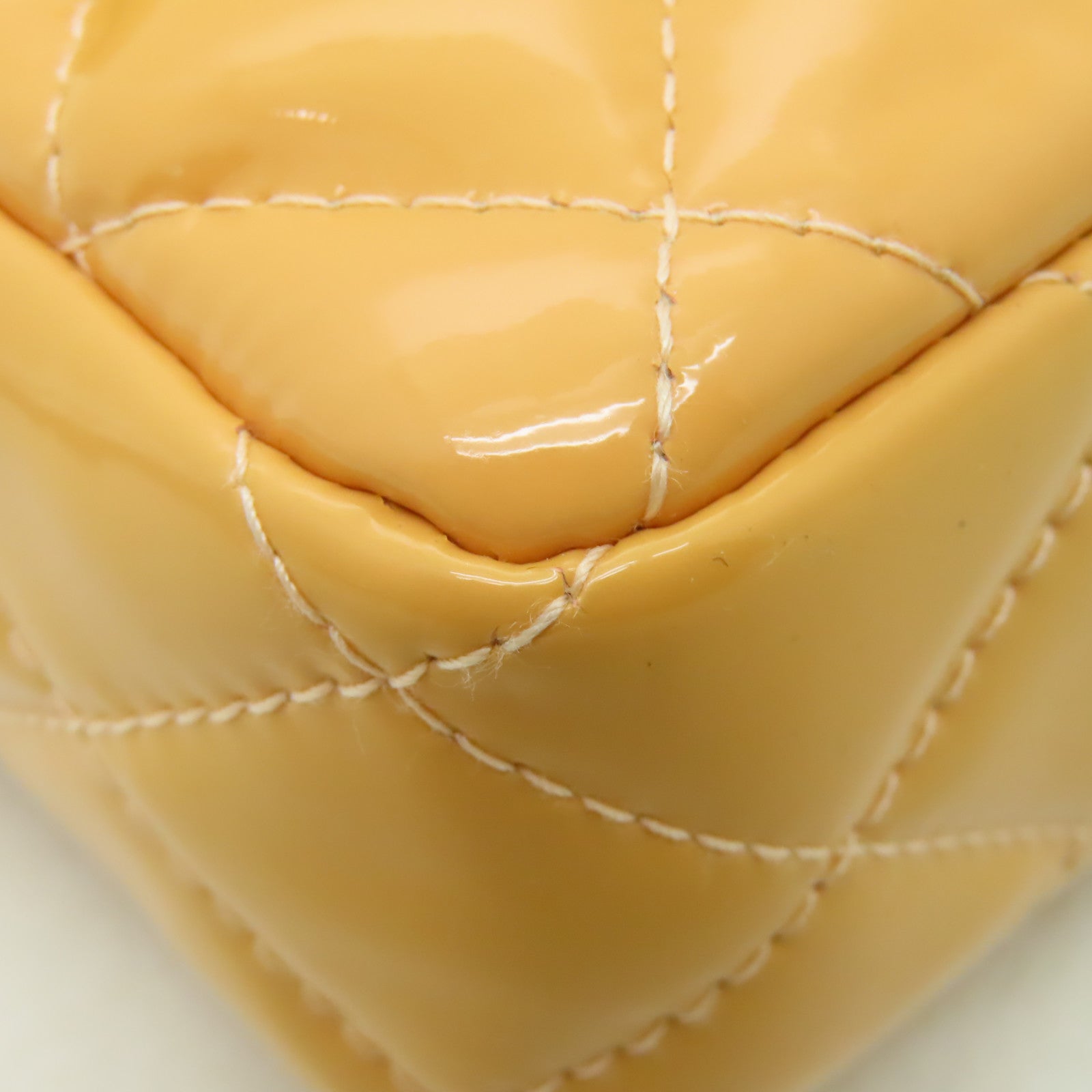 CHANEL 【清倉大減價】菱格漆皮皮革Chain Shoulder銀扣鏈帶肩背袋米色