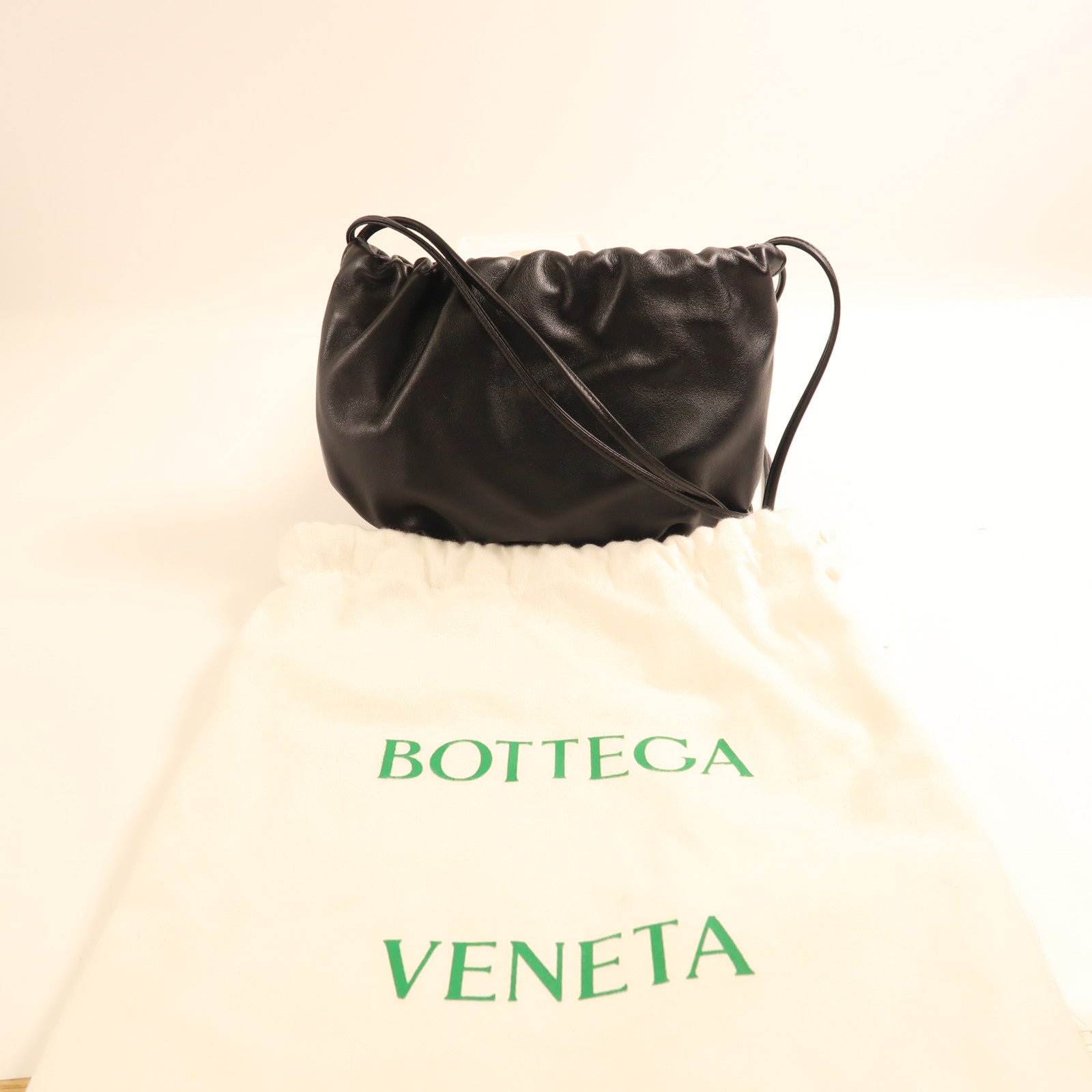 BOTTEGA VENETA 羊皮皮革The Bulb Mini Pouch金扣肩背袋