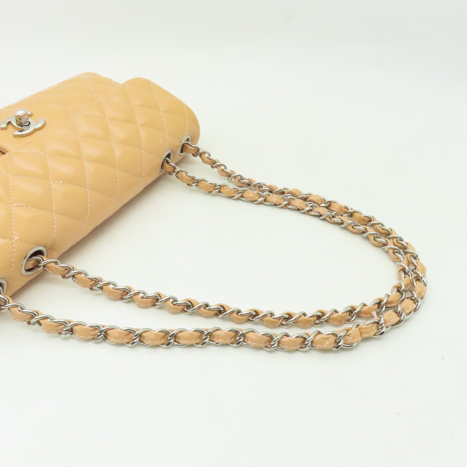 CHANEL 【清倉大減價】菱格漆皮皮革Chain Shoulder銀扣鏈帶肩背袋米色