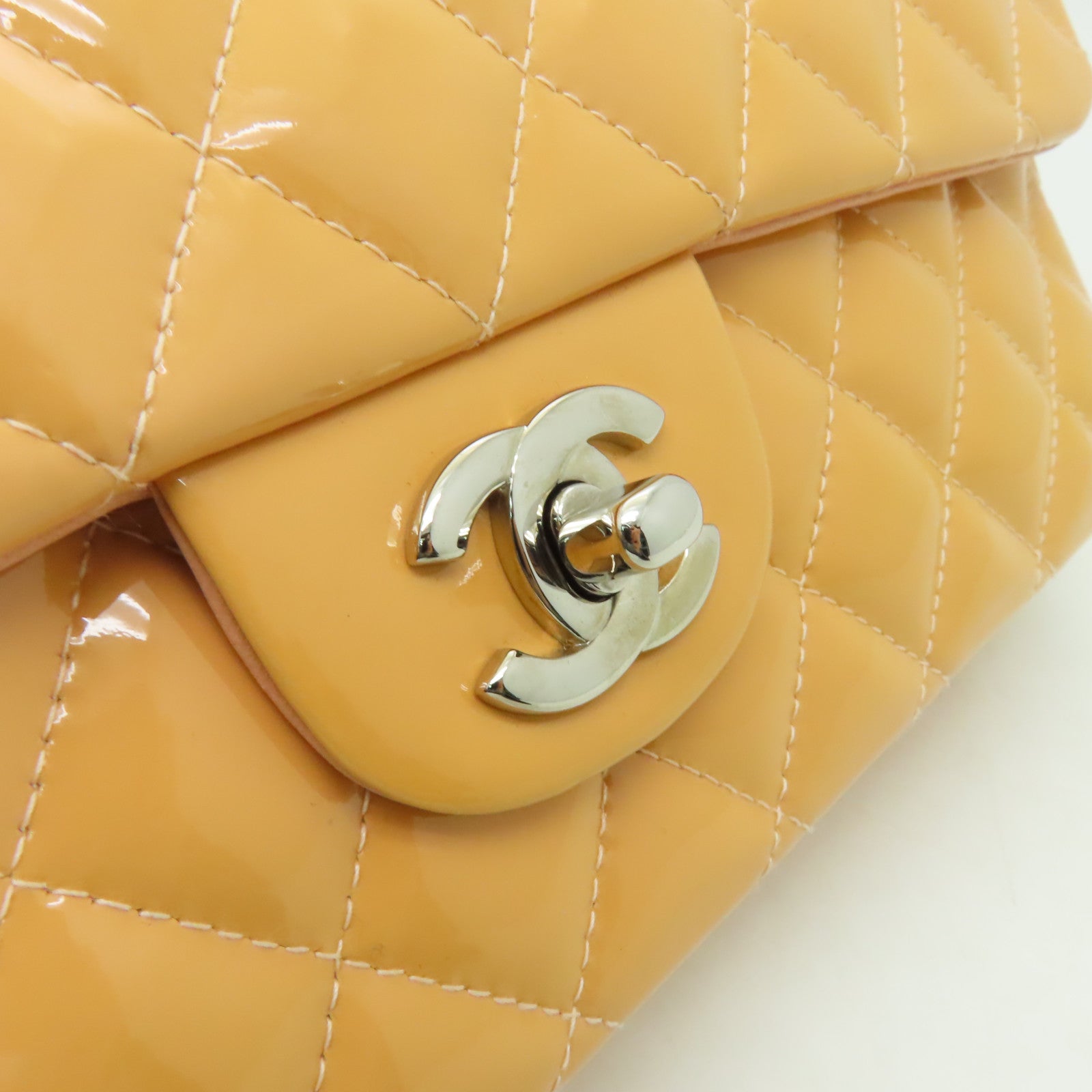 CHANEL 【清倉大減價】菱格漆皮皮革Chain Shoulder銀扣鏈帶肩背袋米色