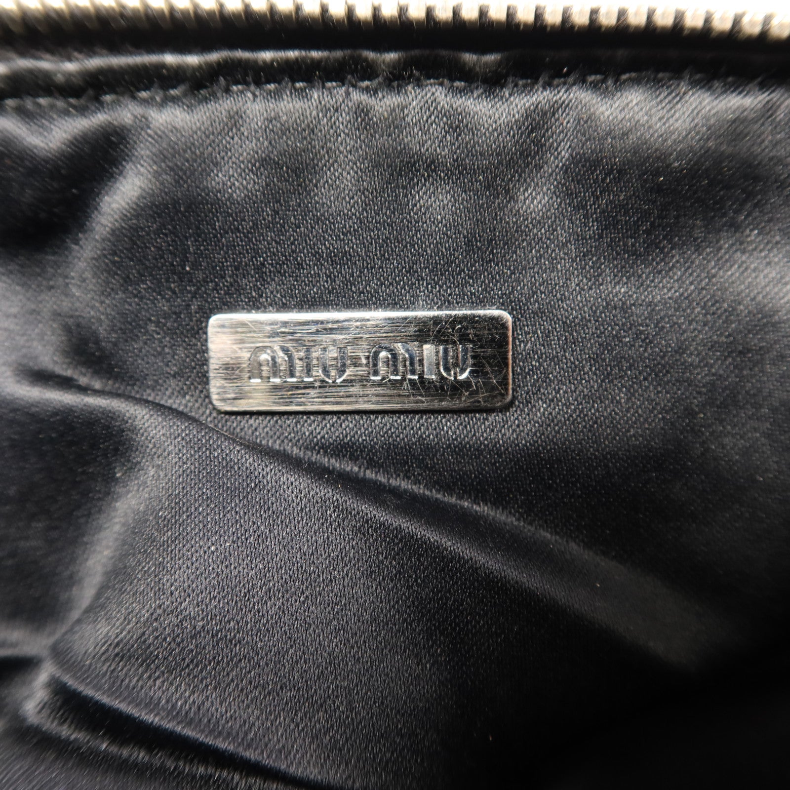 Miu Miu 牛皮皮革Pouch銀扣小袋