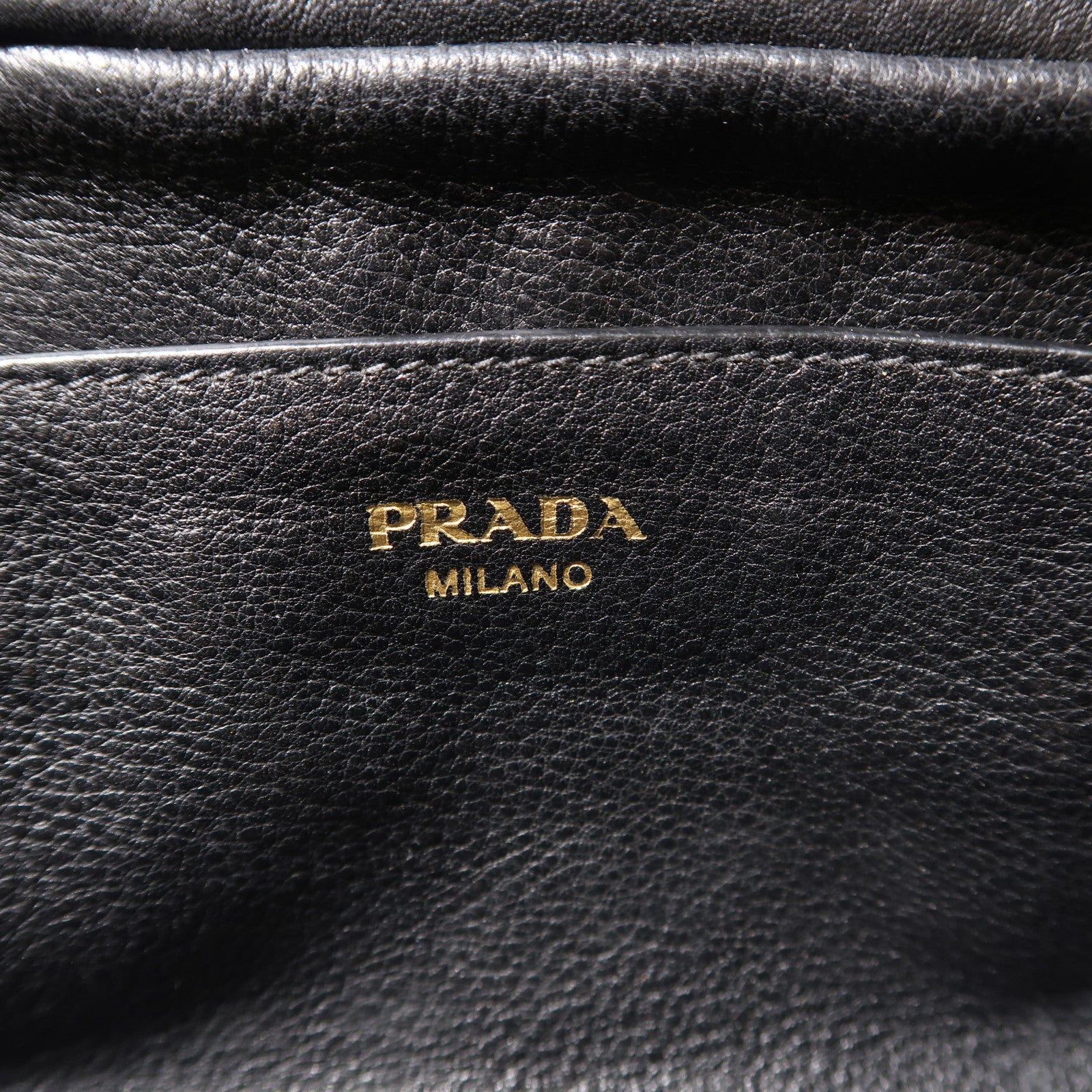 PRADA 牛皮皮革Shoulder Bag金扣肩背袋黑色