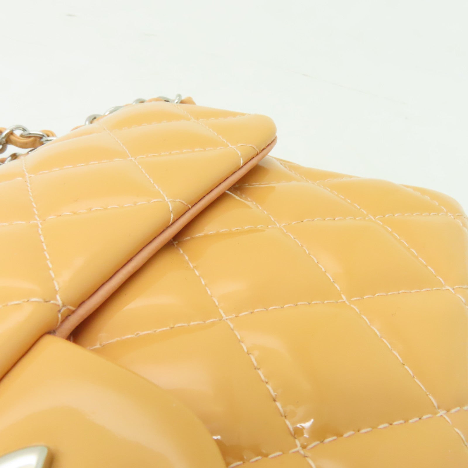 CHANEL 【清倉大減價】菱格漆皮皮革Chain Shoulder銀扣鏈帶肩背袋米色