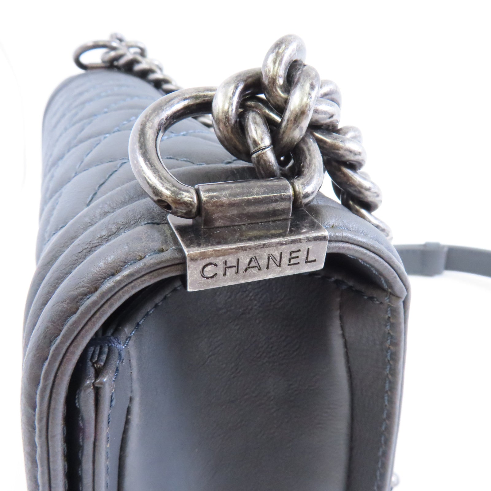 CHANEL 【激減優惠】菱格羊皮皮革Le Boy 25銀扣鏈帶肩背袋灰色