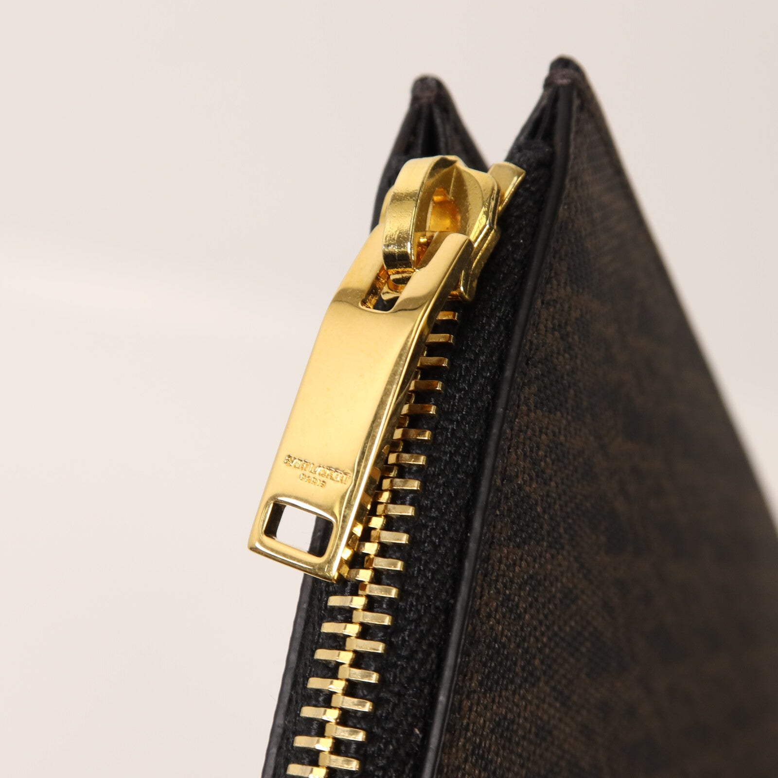 YVES SAINT LAURENT 塗層帆布Pouch金扣手拿包