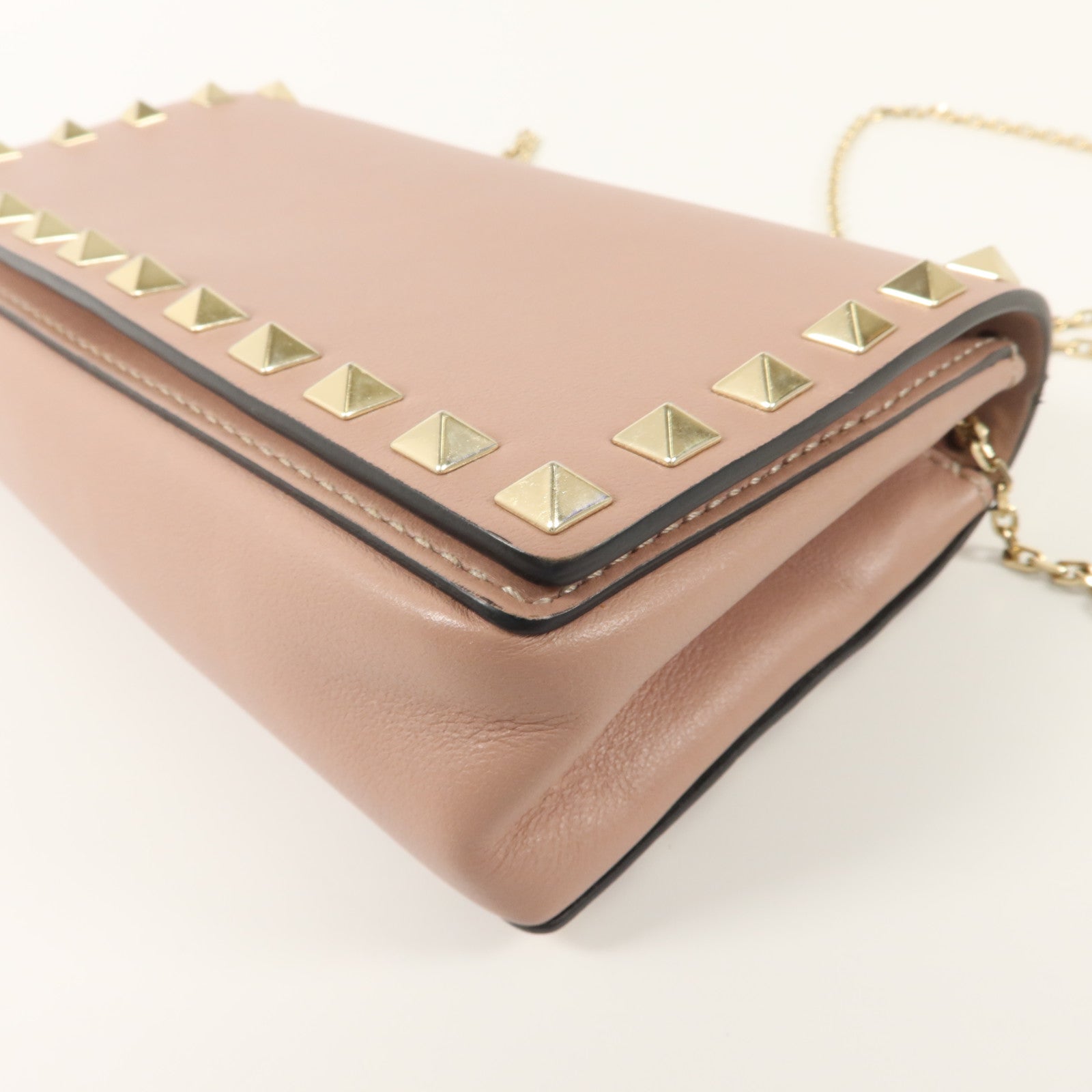 Valentino 牛皮皮革Rockstud WOC鏈帶肩背袋