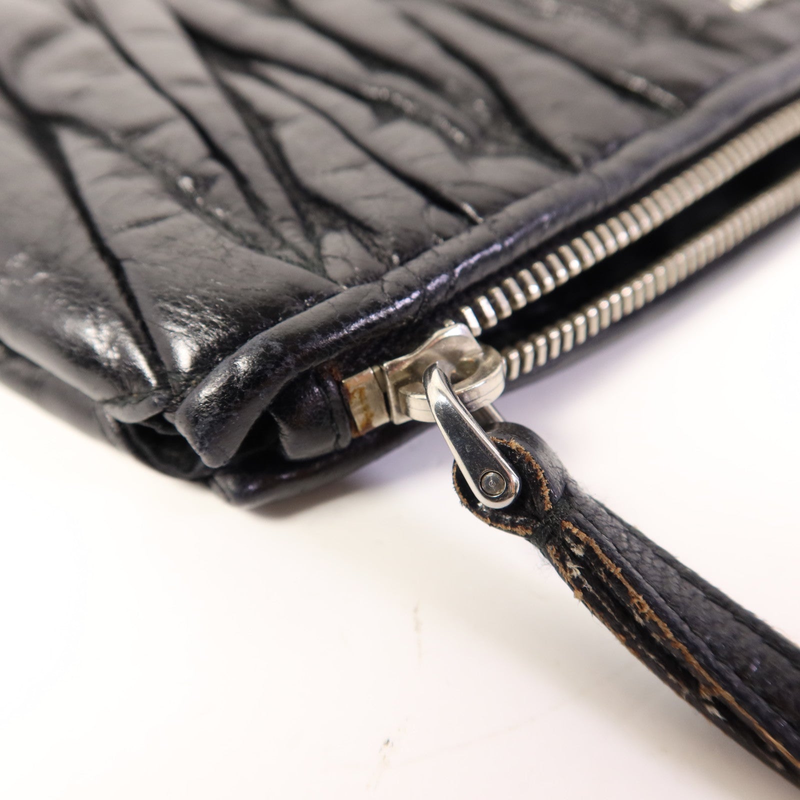 Miu Miu 牛皮皮革Pouch銀扣小袋